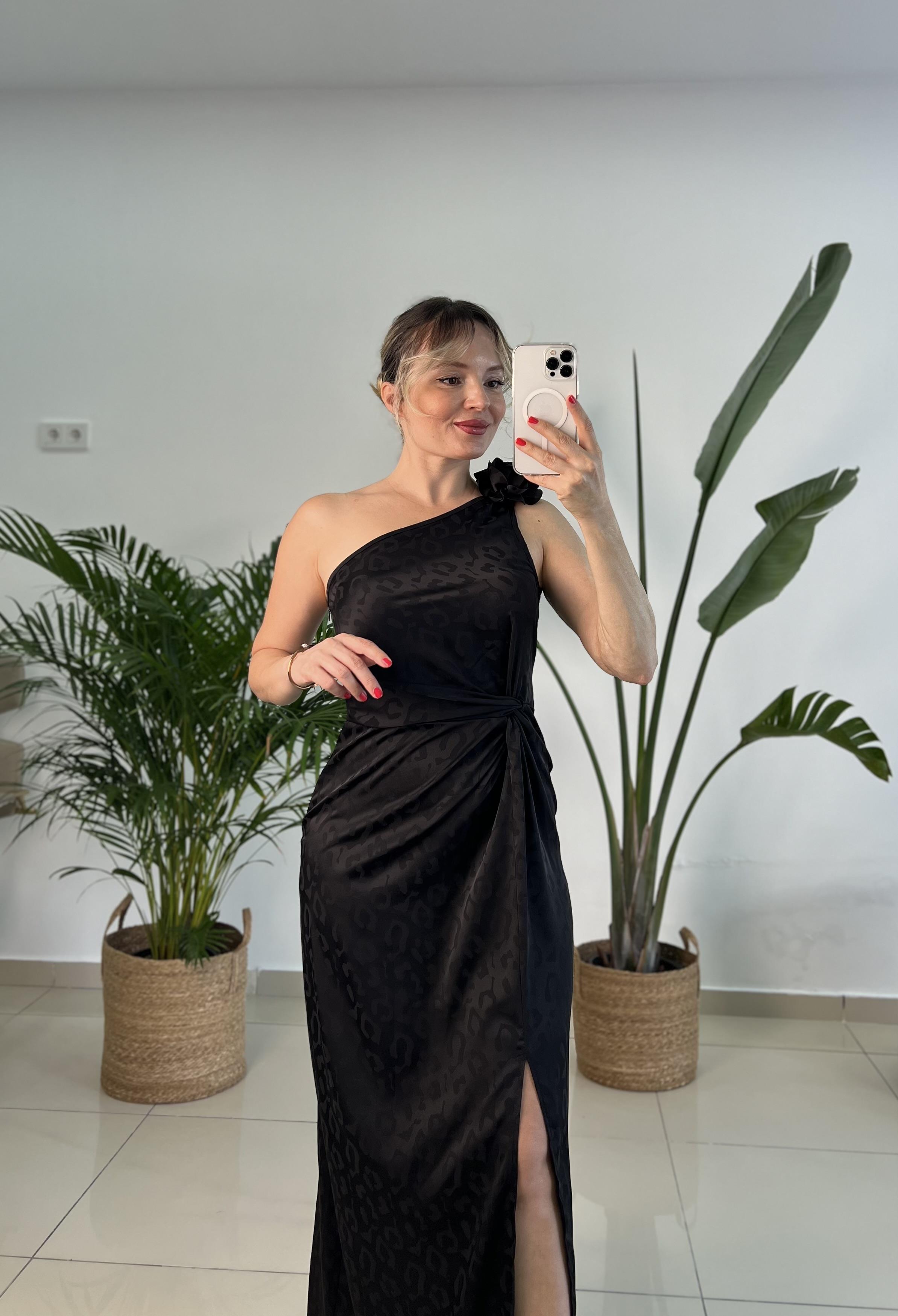  Tek Omuz Gül Broşlu Siyah Saten Elbise