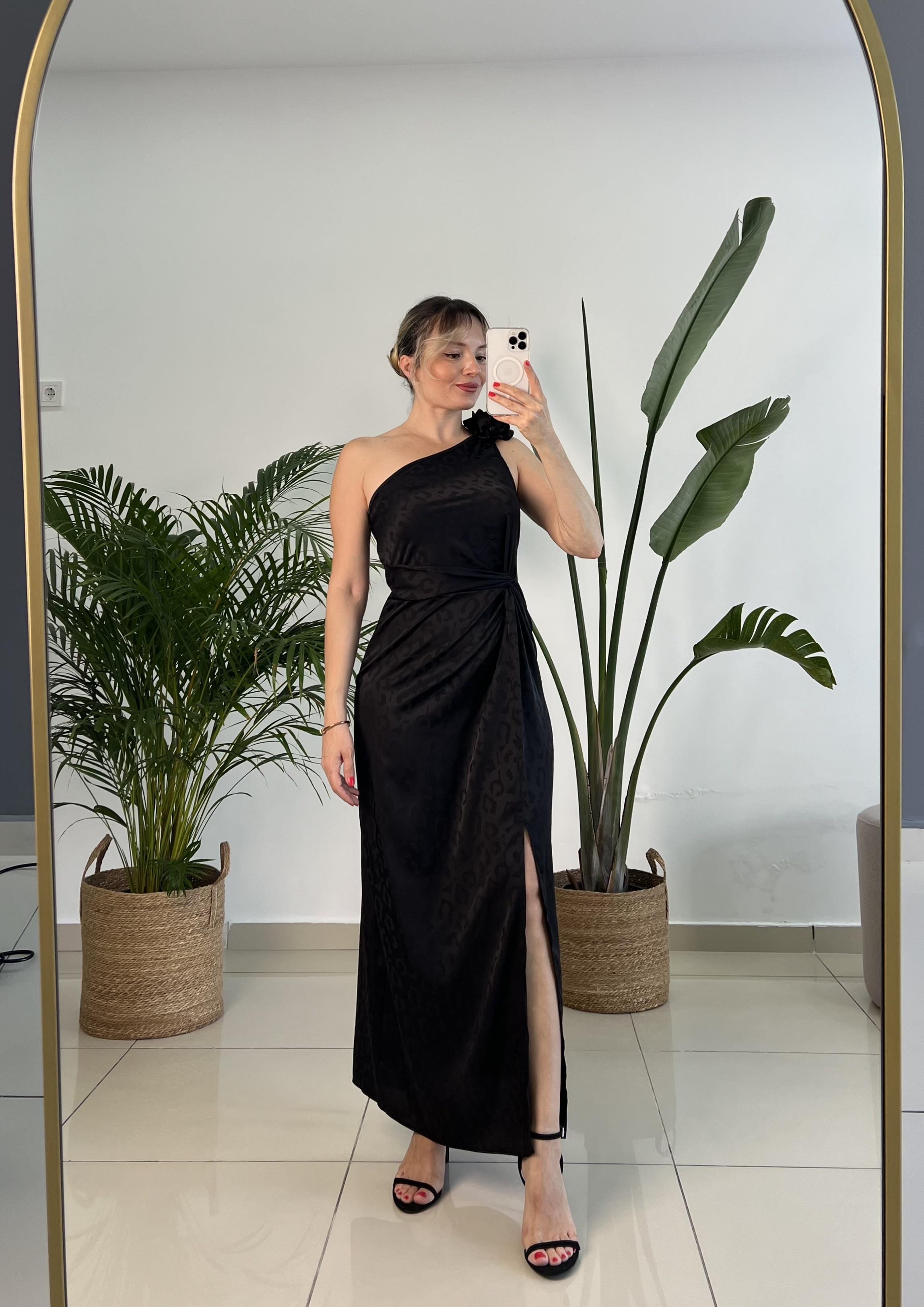  Tek Omuz Gül Broşlu Siyah Saten Elbise