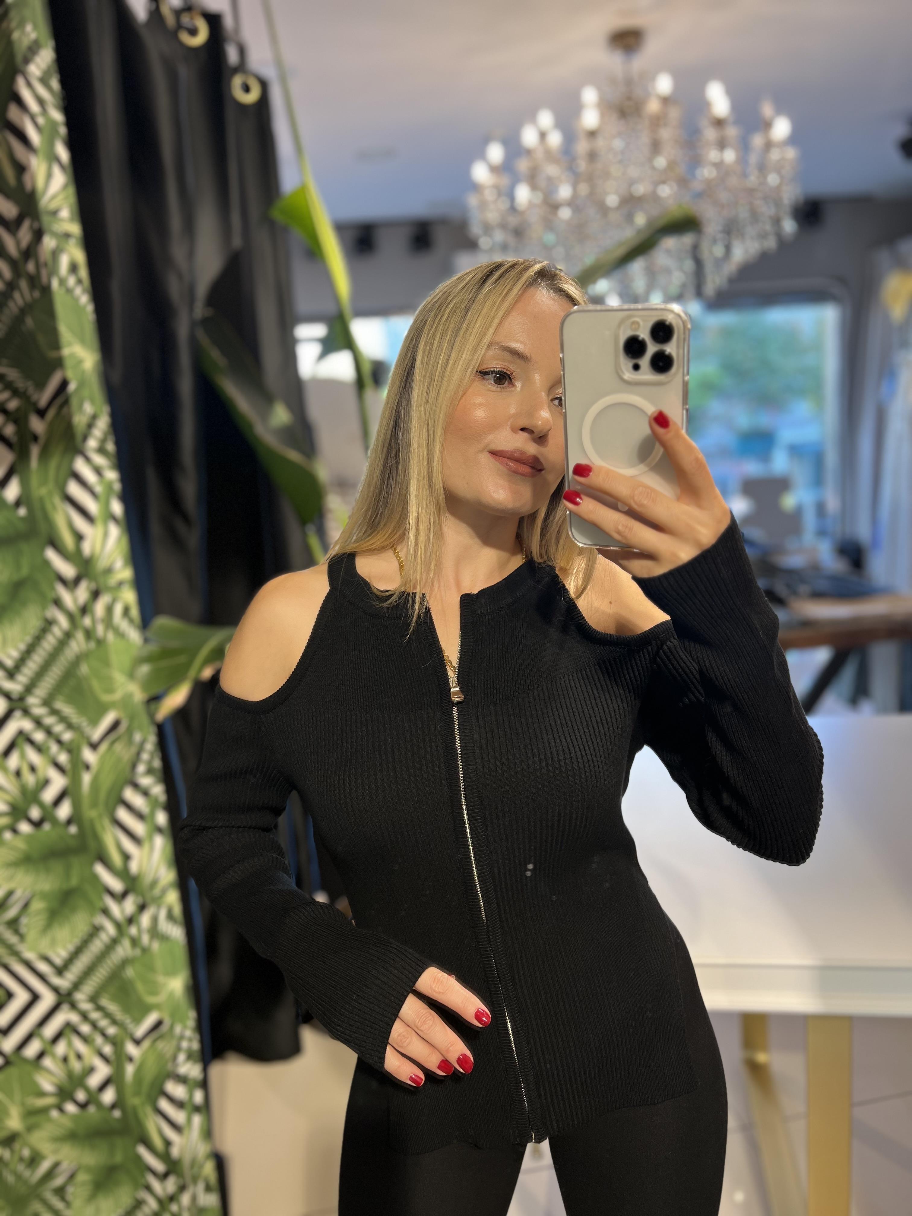 Açık Omuz Detaylı Siyah Triko Hırka