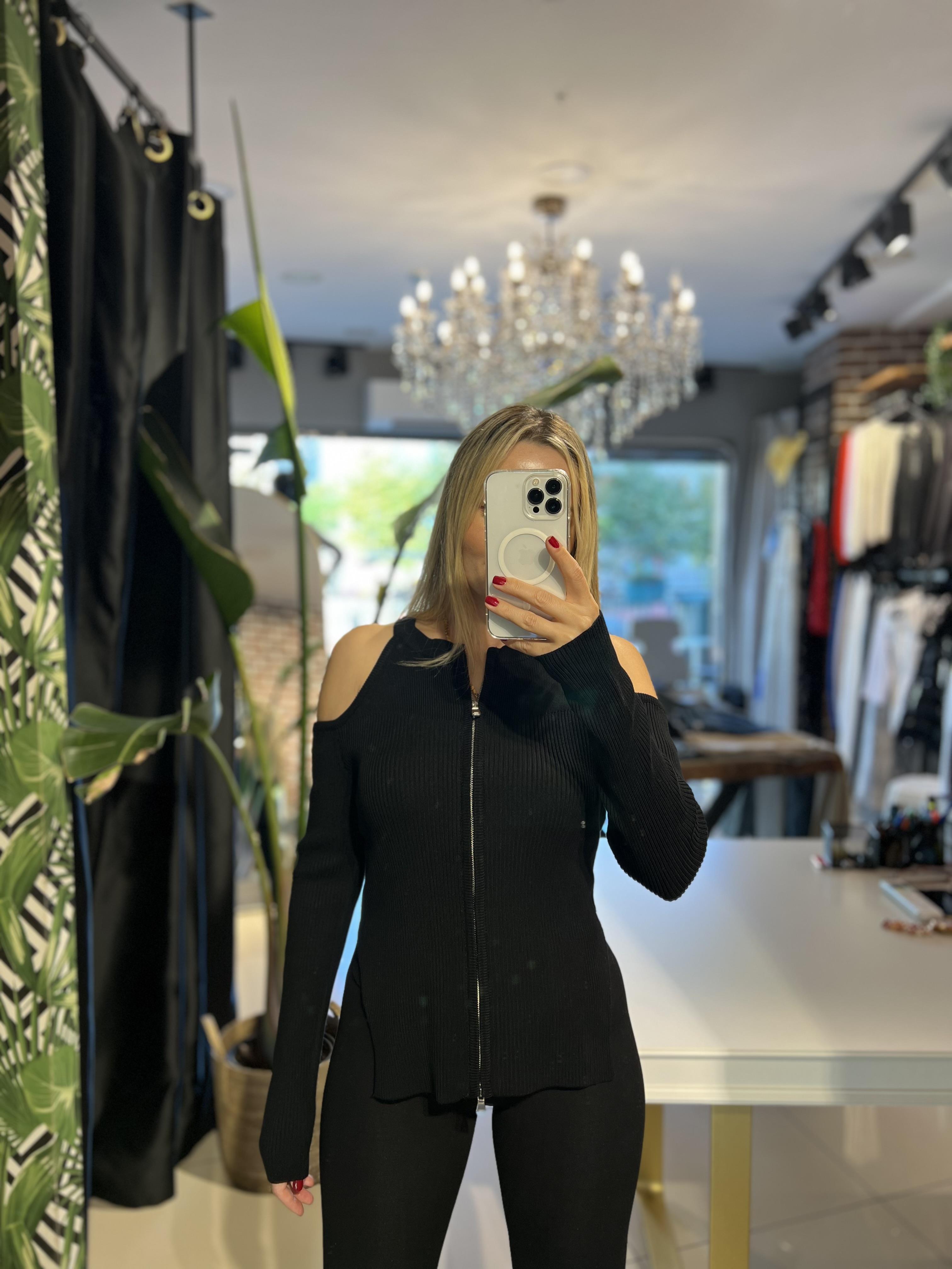 Açık Omuz Detaylı Siyah Triko Hırka