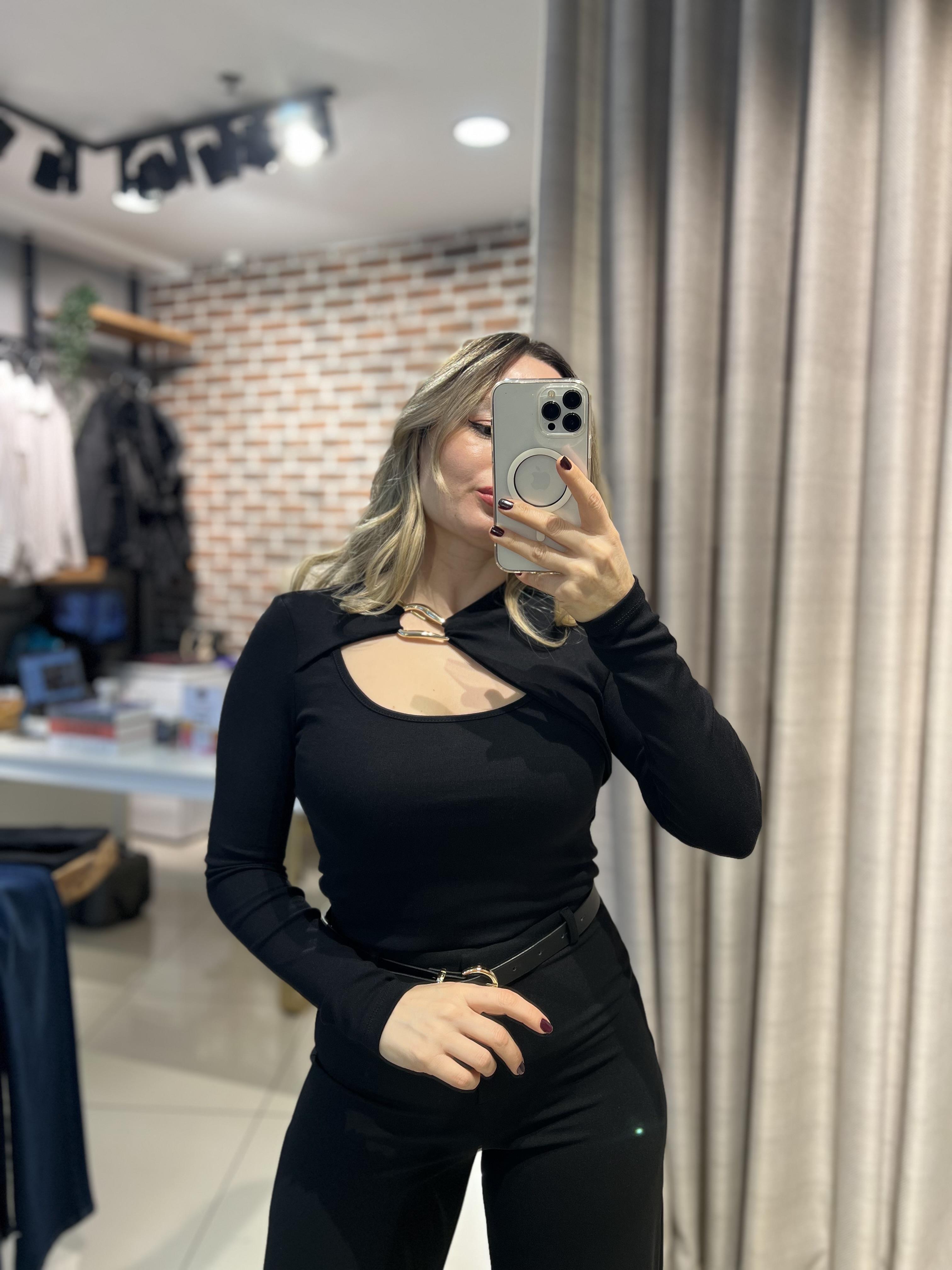 Aksesuar Detaylı Siyah Bluz