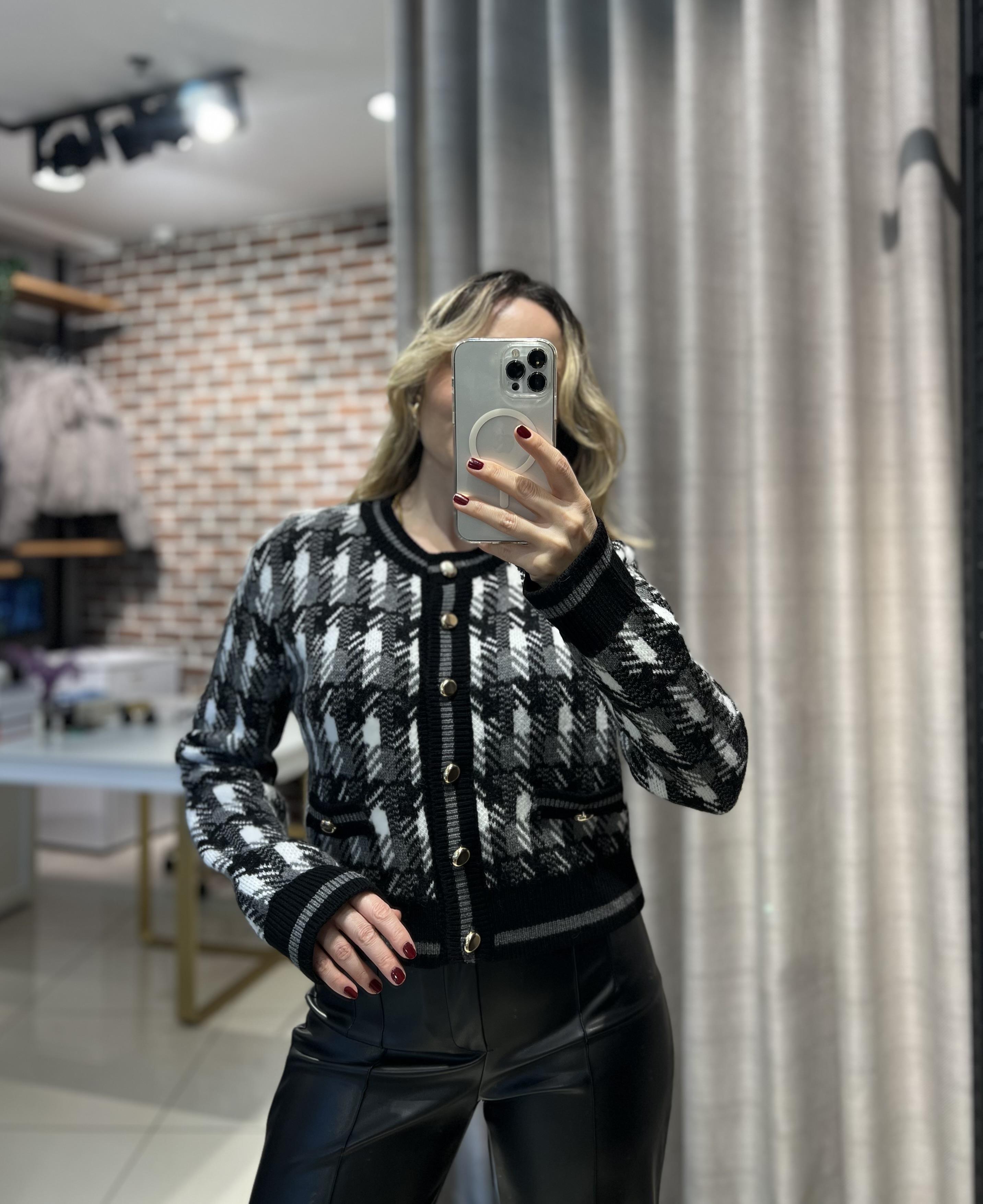 Bisiklet Yaka Düğmeli Siyah Triko Hırka