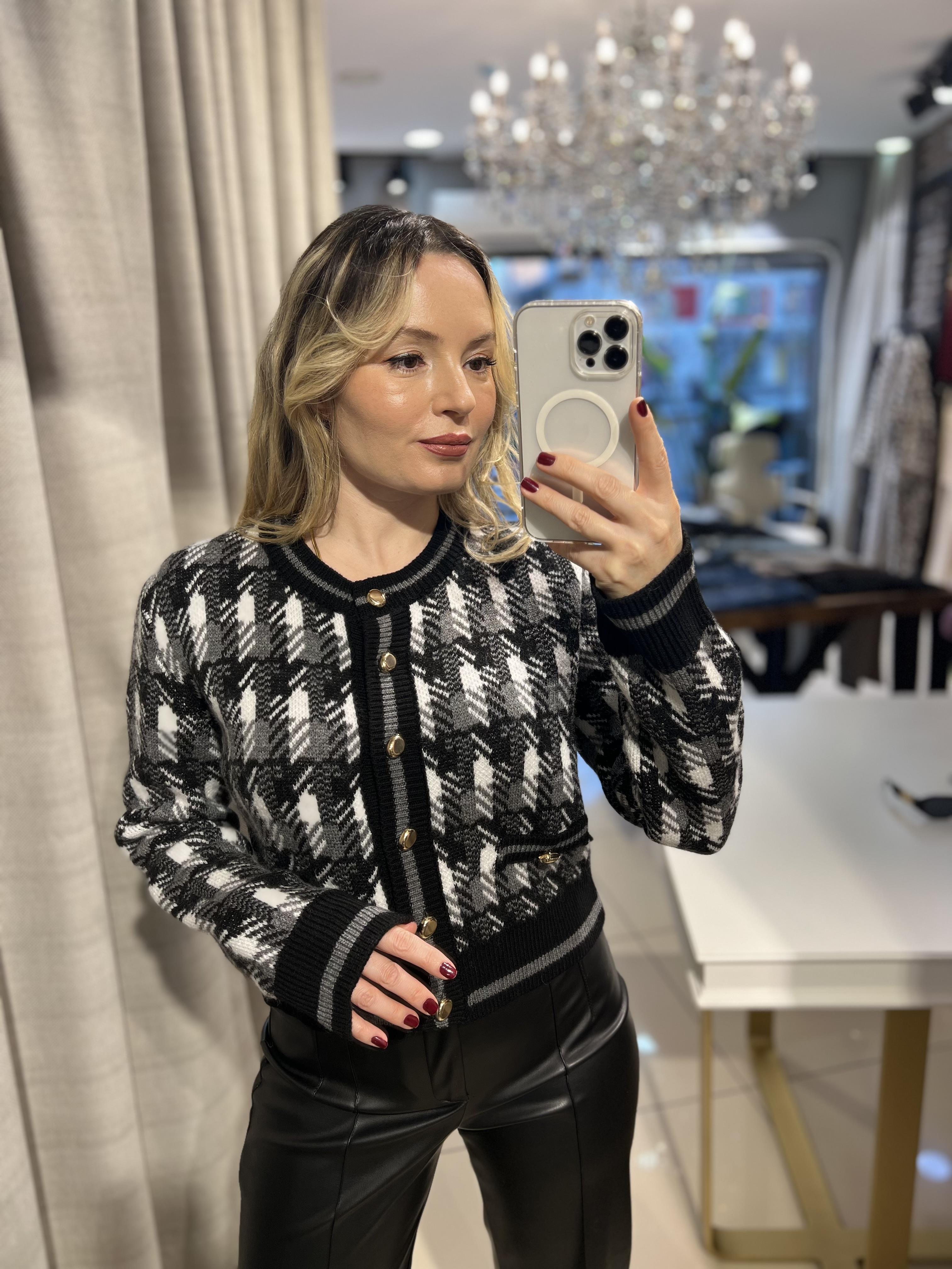 Bisiklet Yaka Düğmeli Siyah Triko Hırka