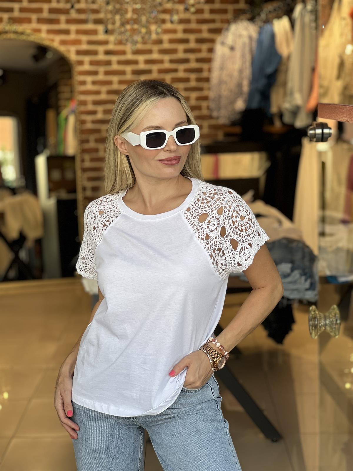 Dantel Detaylı Beyaz Tişört 