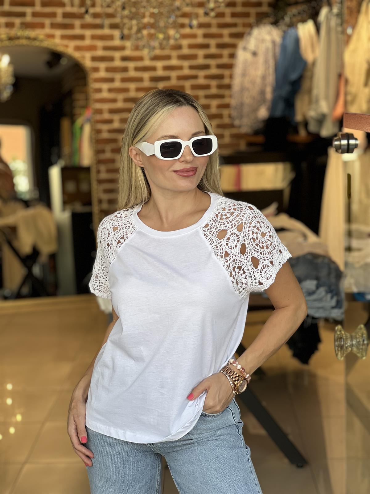 Dantel Detaylı Beyaz Tişört 