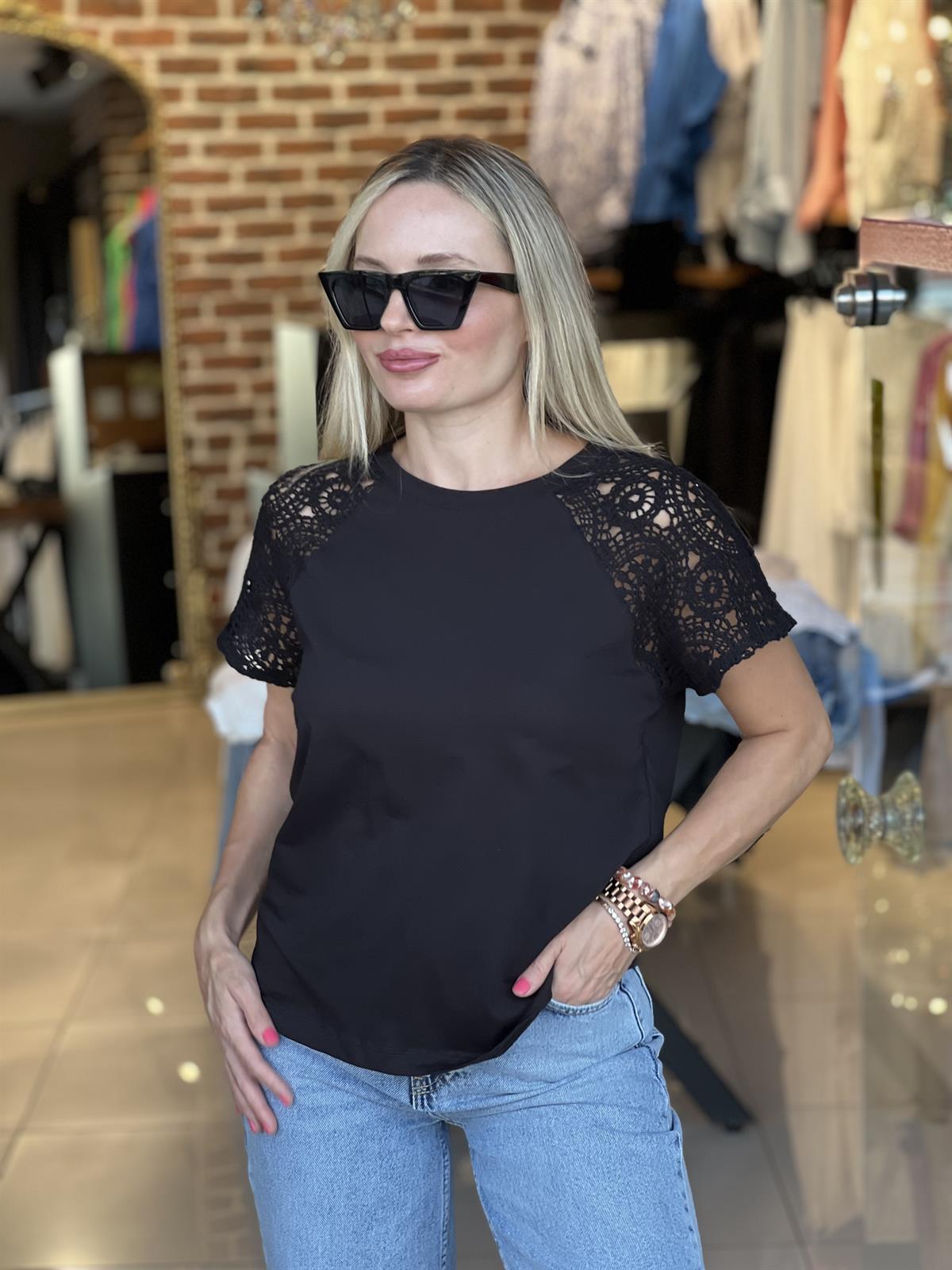 Dantel Detaylı Siyah Tişört 