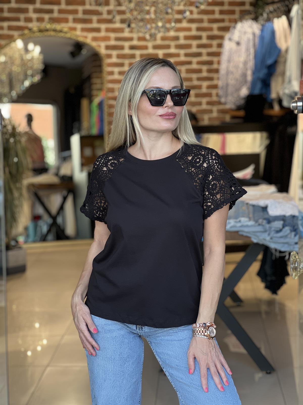 Dantel Detaylı Siyah Tişört 