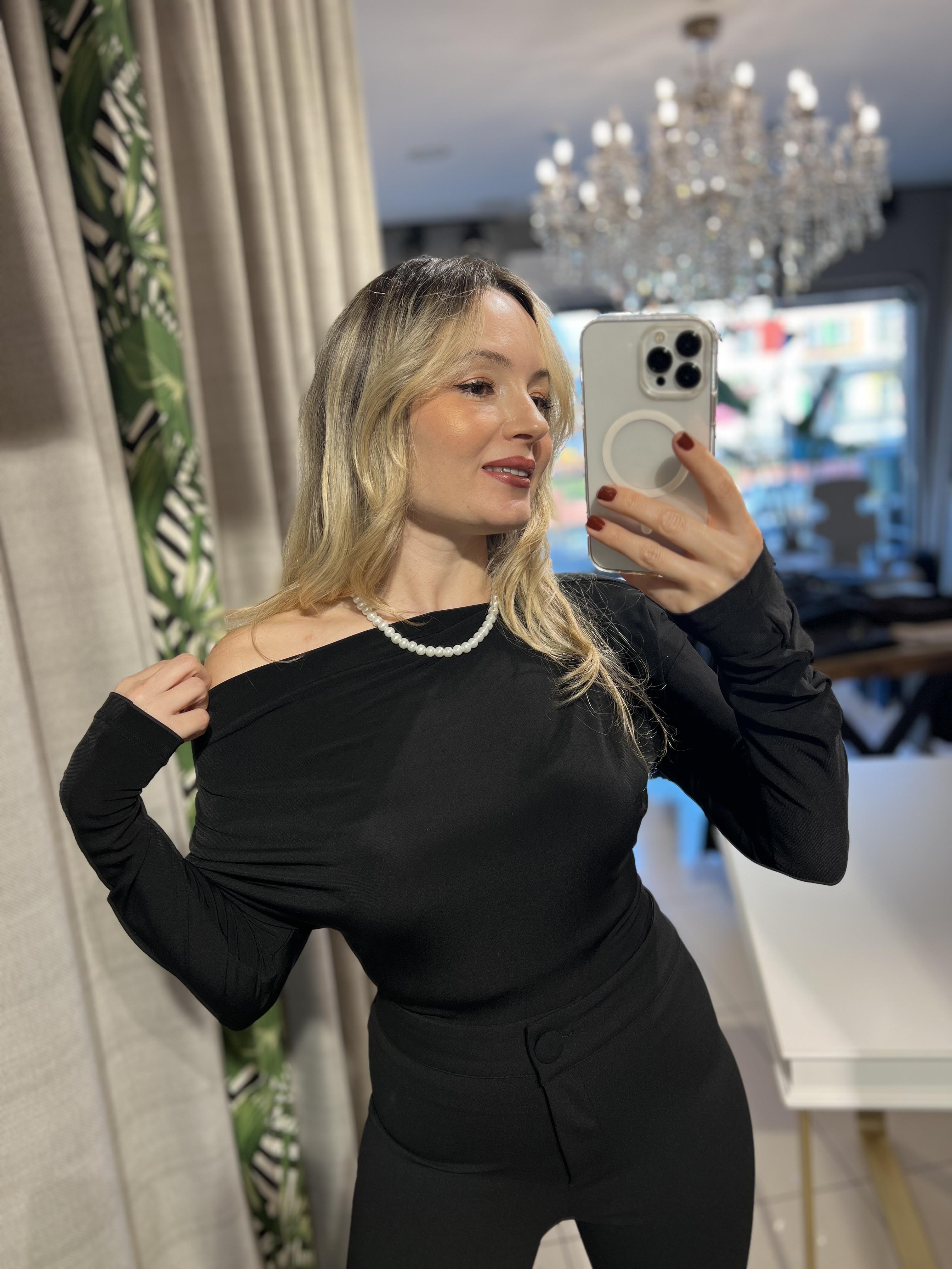 Degaje Yaka Likralı Siyah Bluz