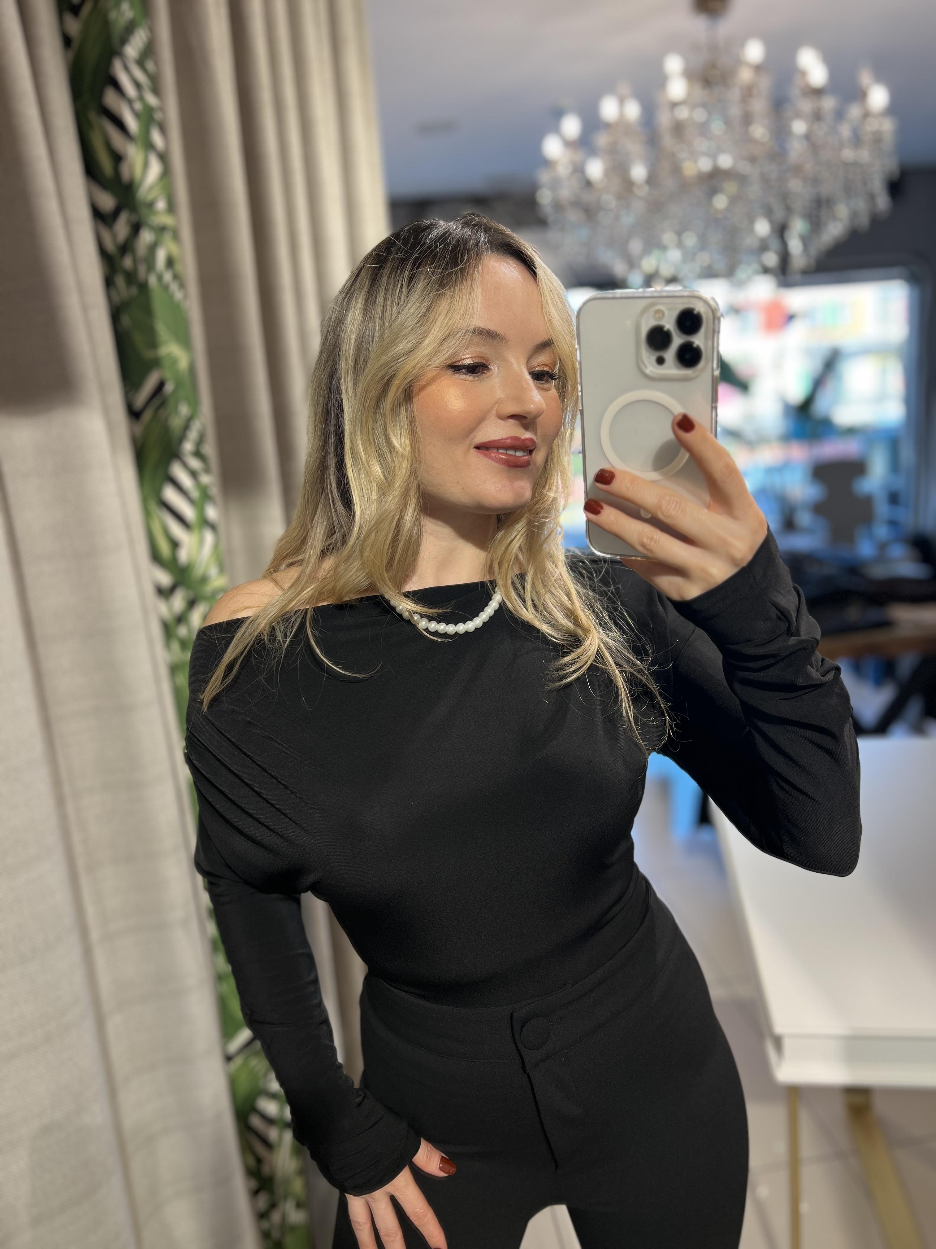 Degaje Yaka Likralı Siyah Bluz