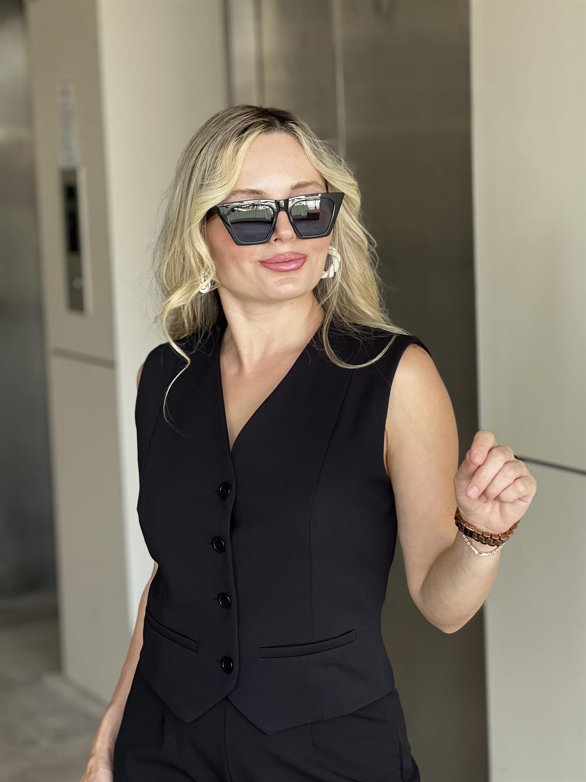 Düğme Detaylı Krep Kumaş Siyah Yelek