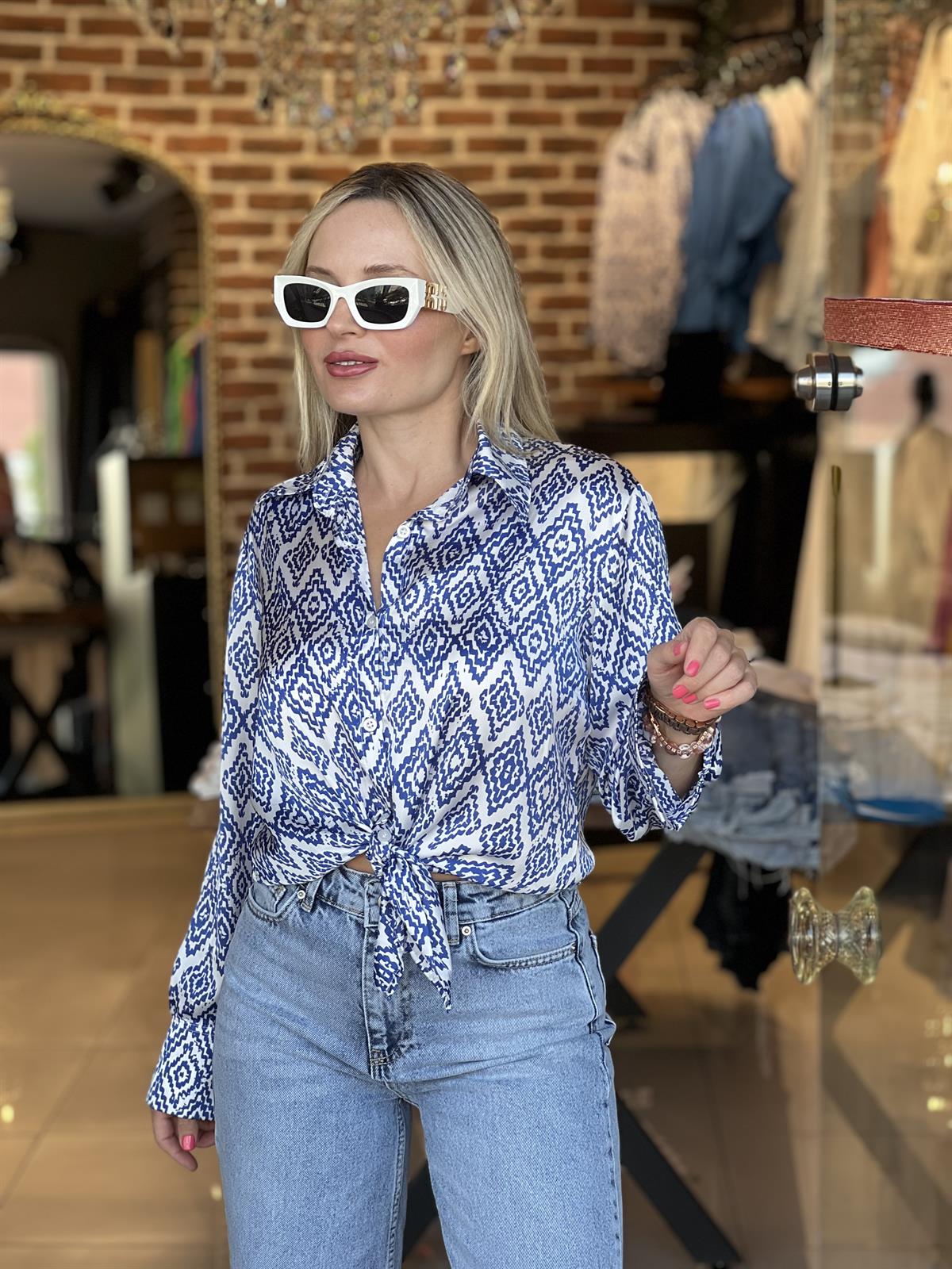 Etnik Mavi Desenli Saten Gömlek