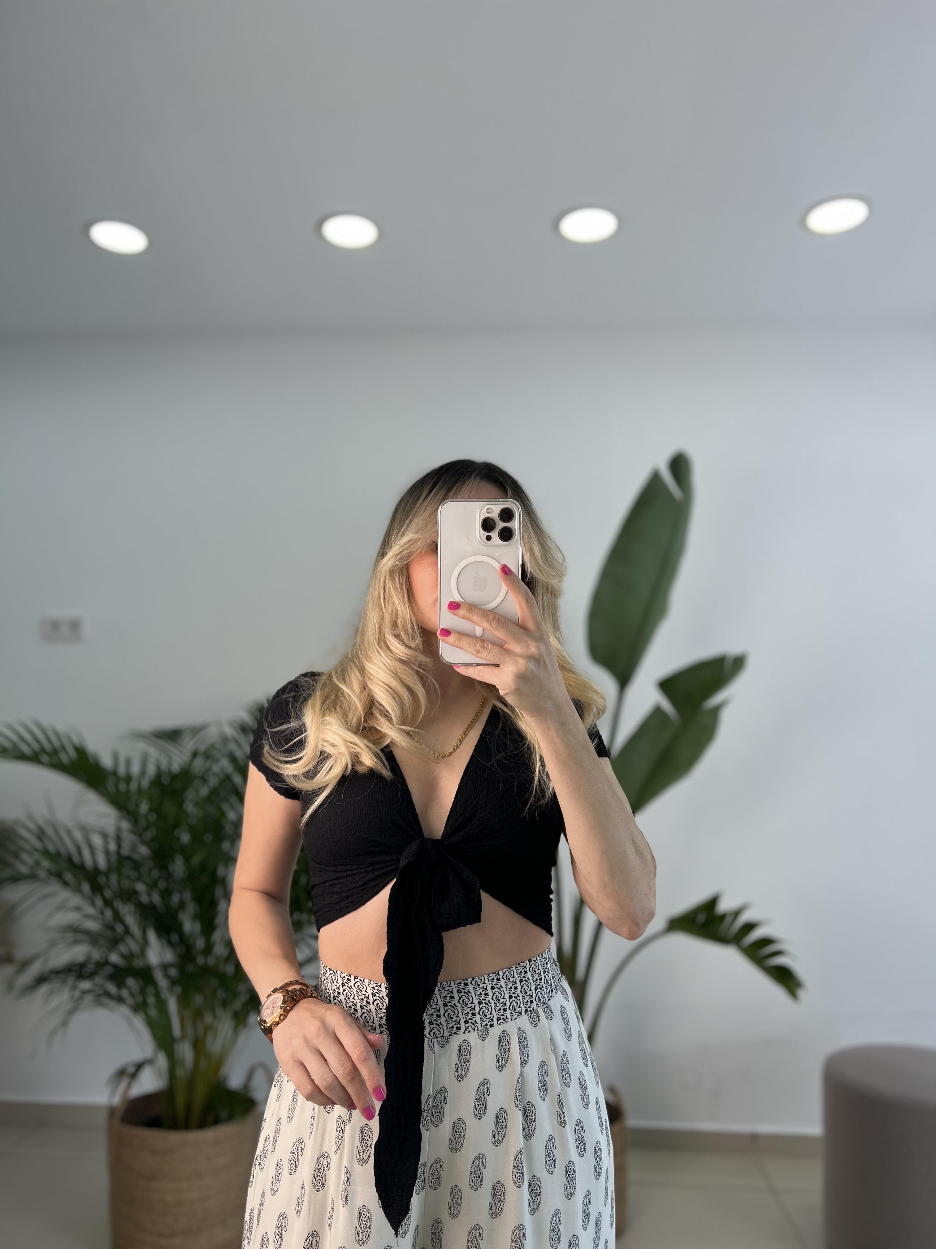 Full Likralı Gofre Kumaş Önden Bağlama Detaylı Siyah Crop Bluz