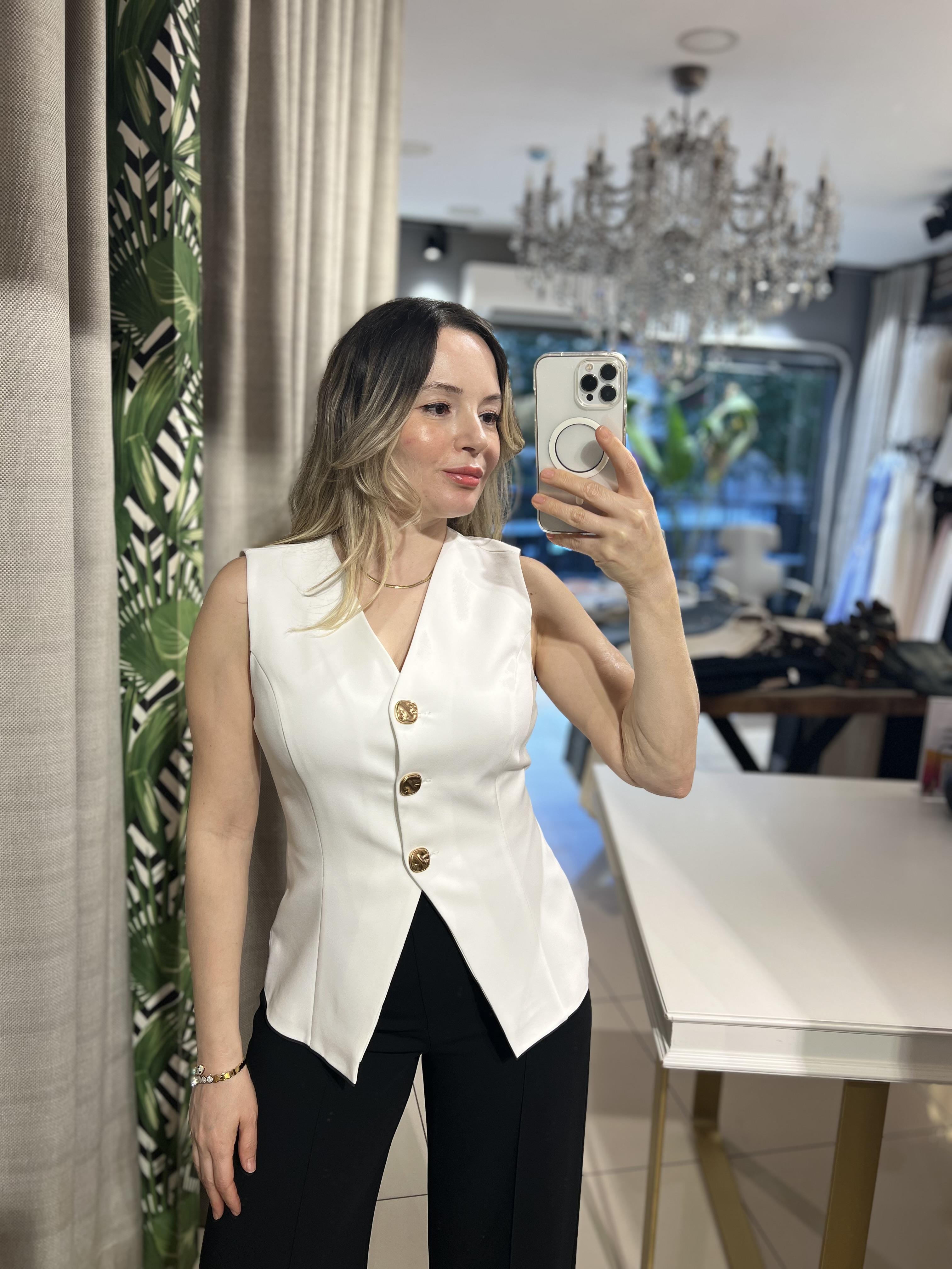 Gold Düğmeli Beyaz Yelek