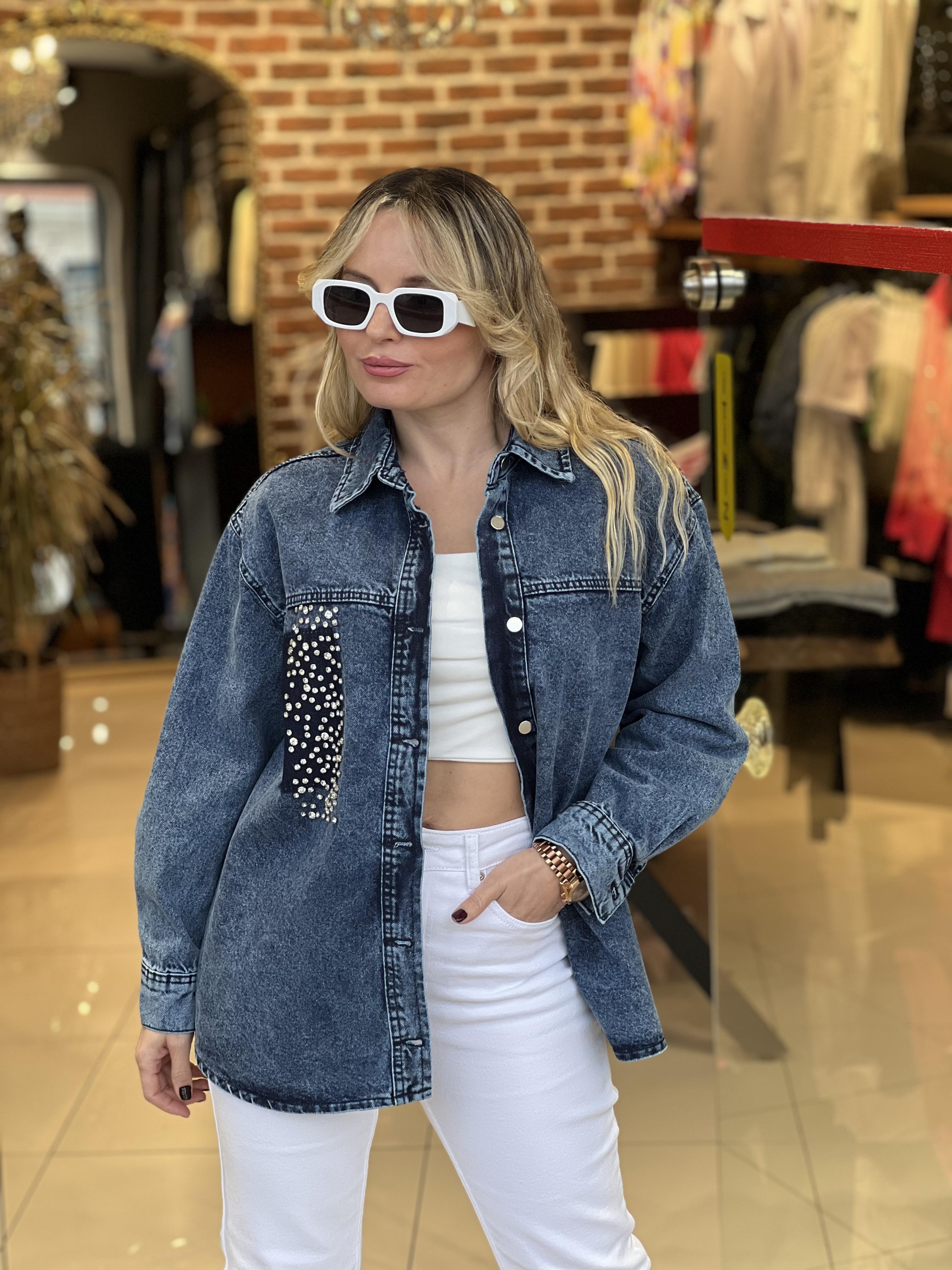 Güçlü Dokuda Kristal Taş Detaylı  Denim Ceket Gömlek