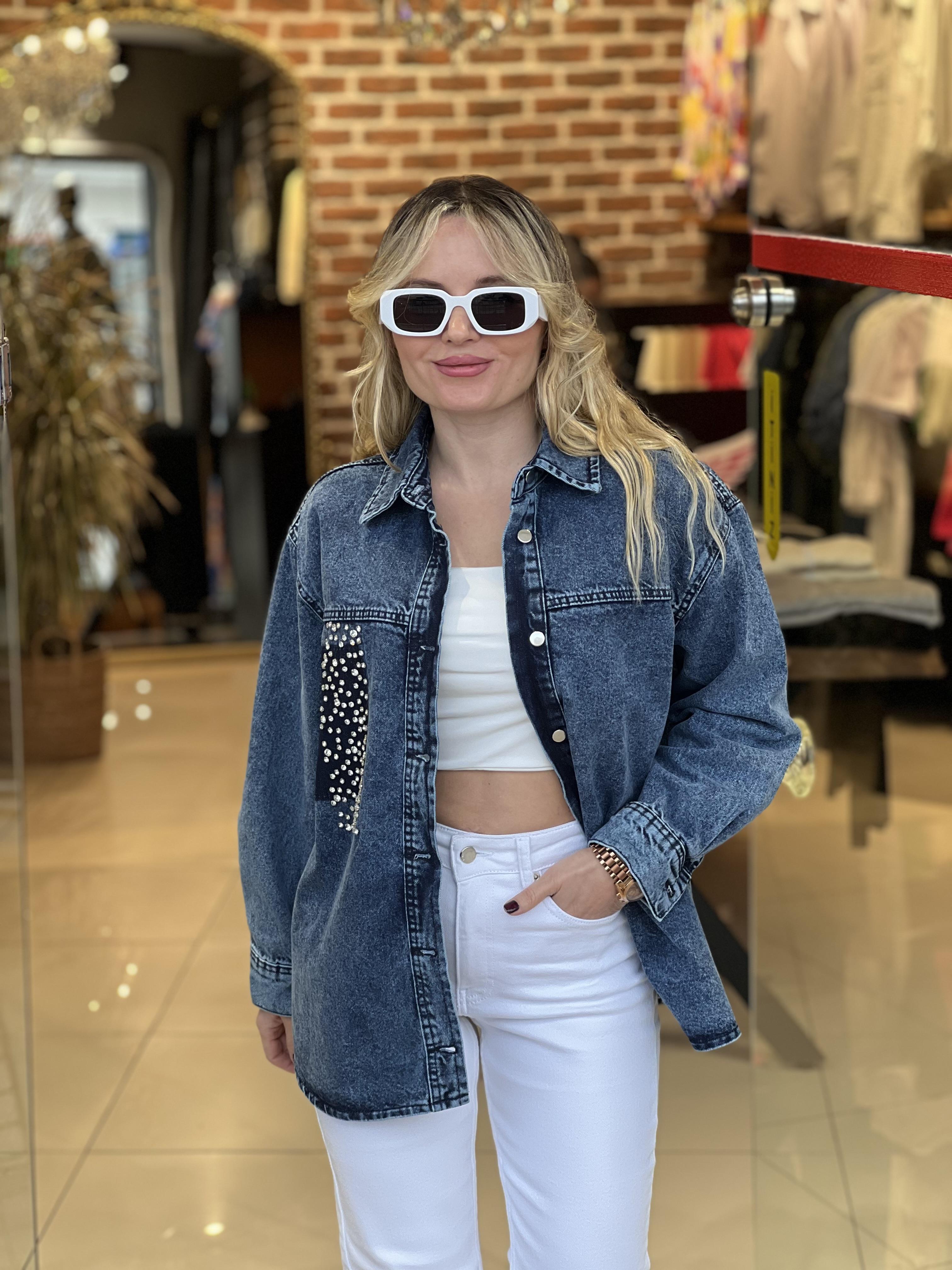 Güçlü Dokuda Kristal Taş Detaylı  Denim Ceket Gömlek
