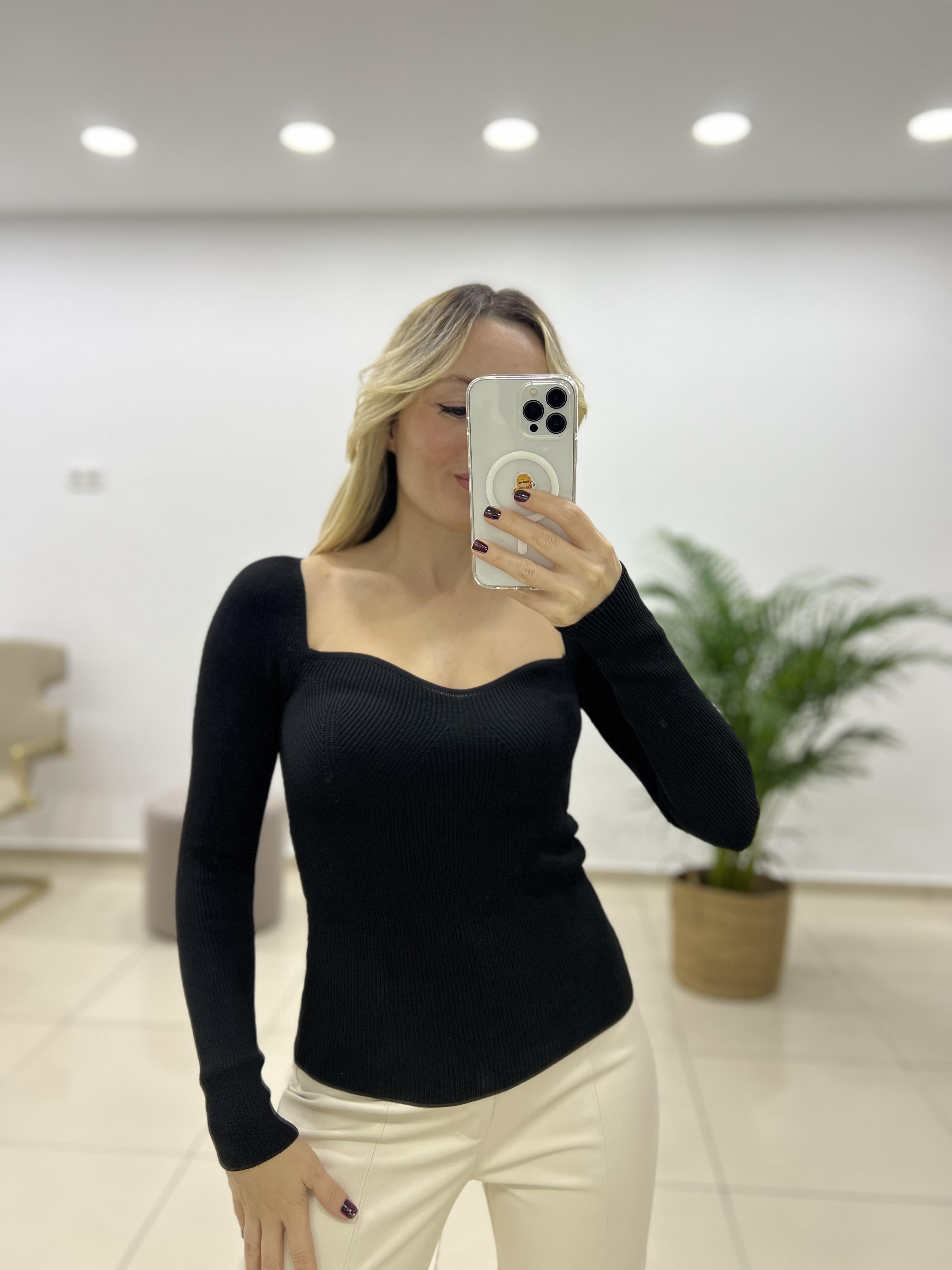 Kalp Yaka Siyah Triko Bluz 