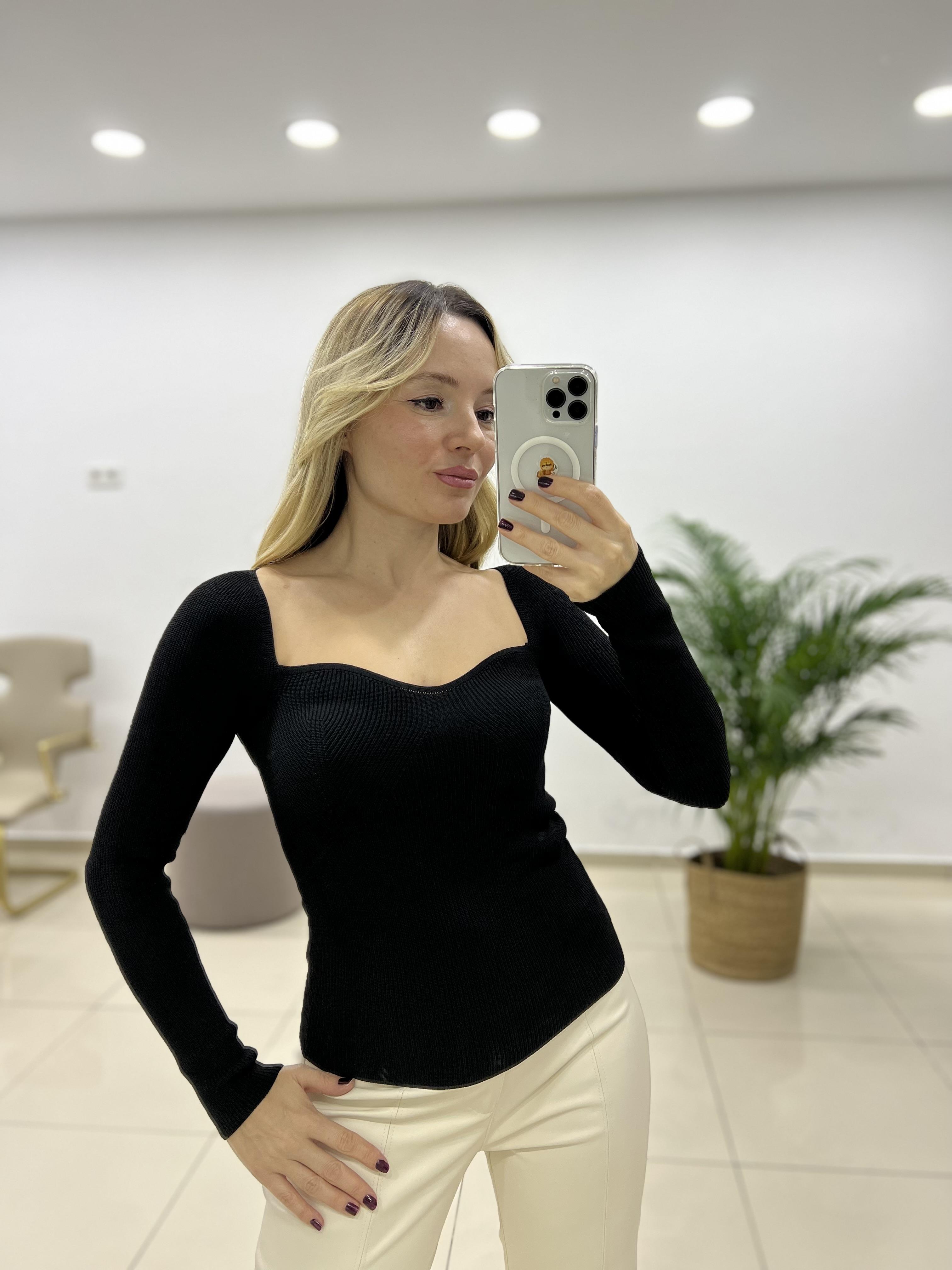 Kalp Yaka Siyah Triko Bluz 