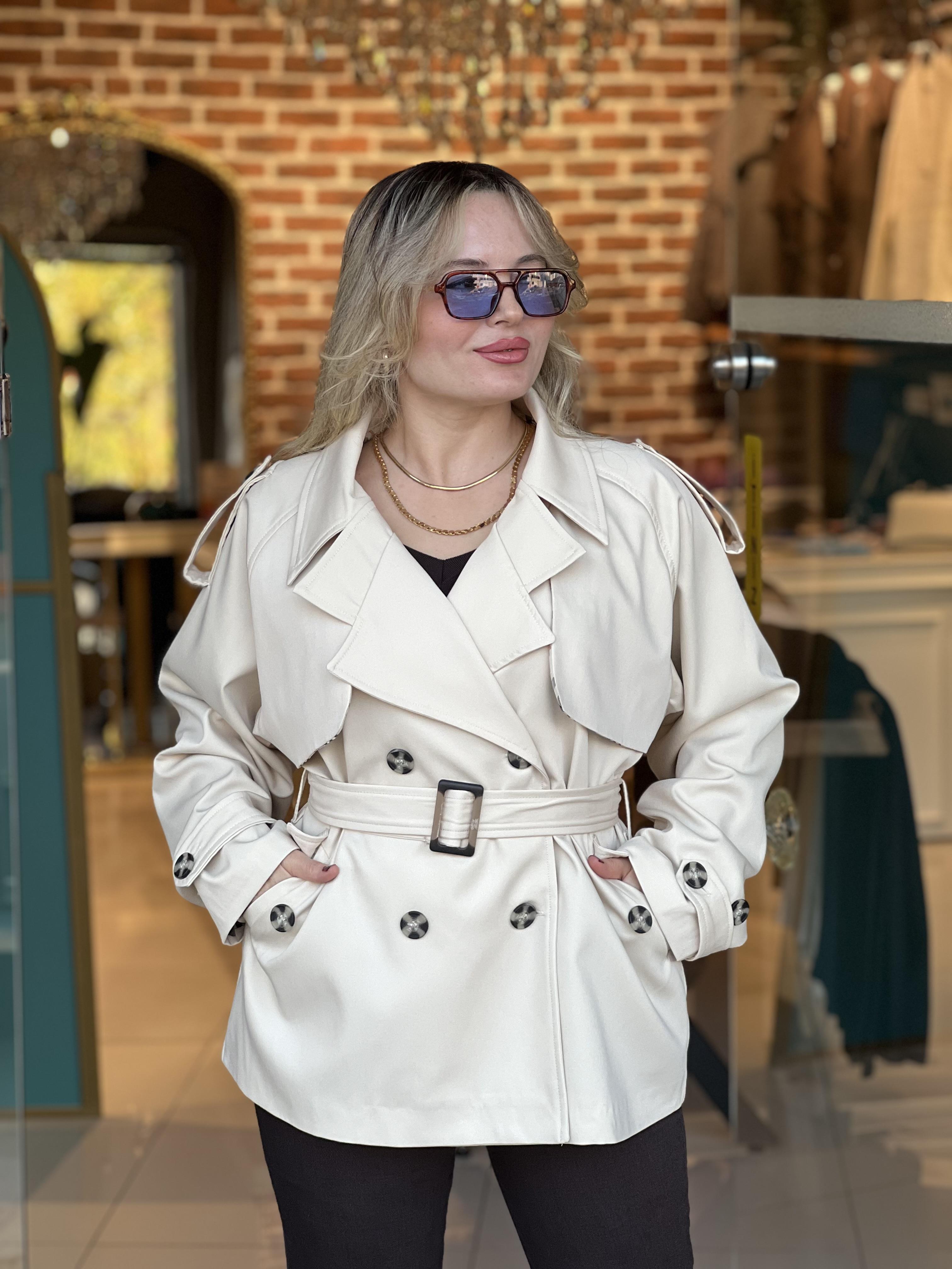 Kemerli Kısa Ekru Trençkot