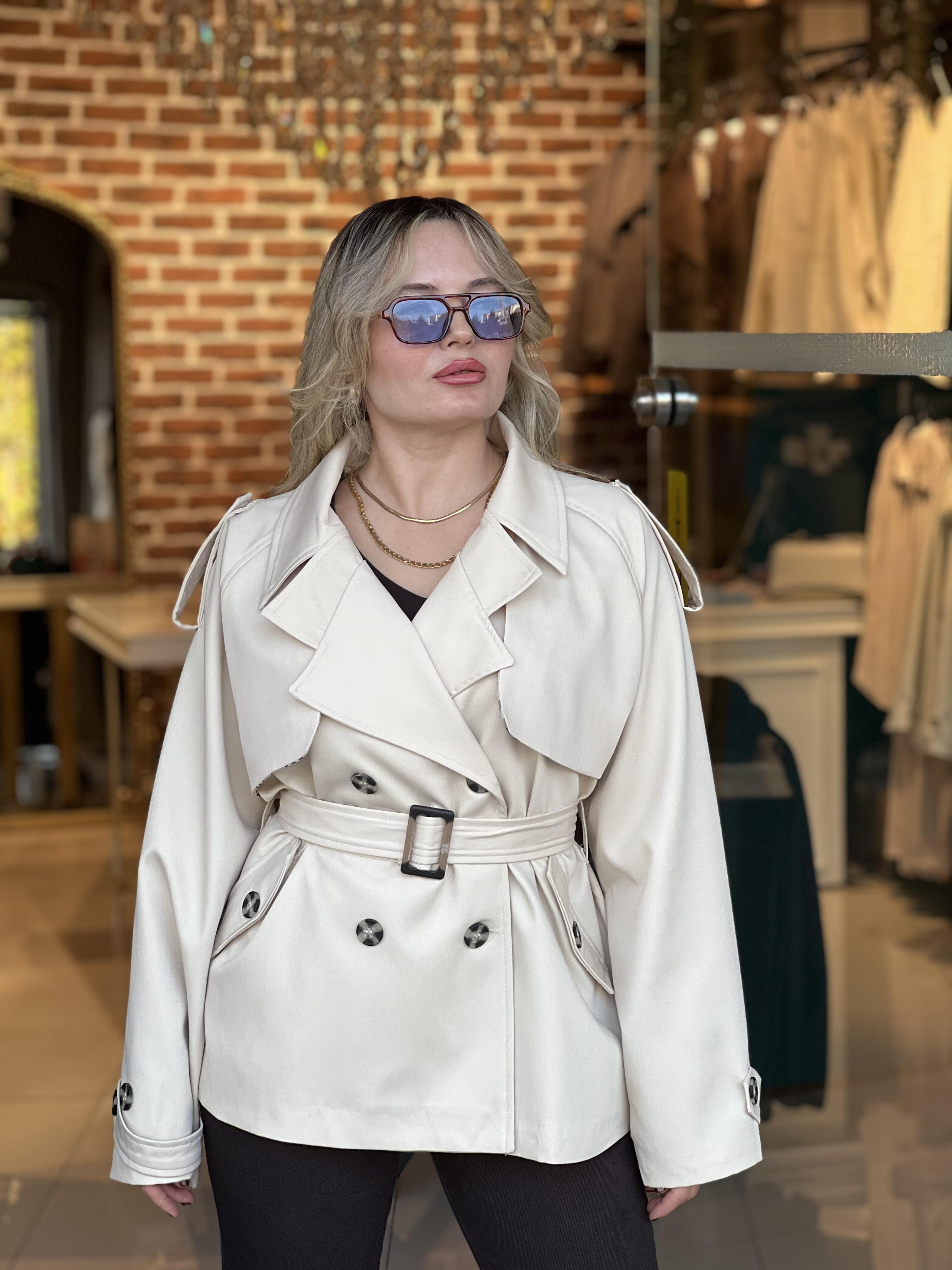 Kemerli Kısa Ekru Trençkot