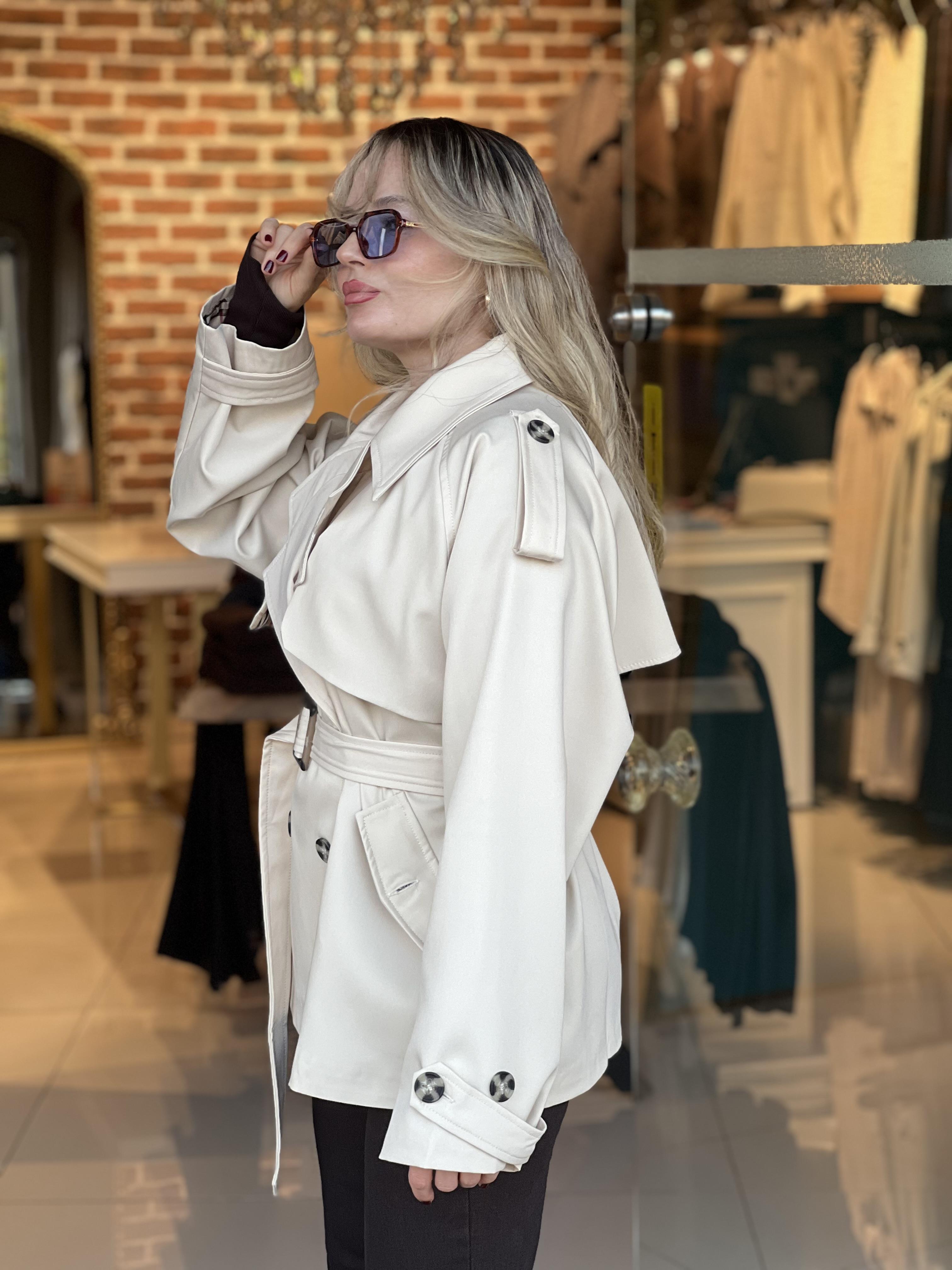 Kemerli Kısa Ekru Trençkot