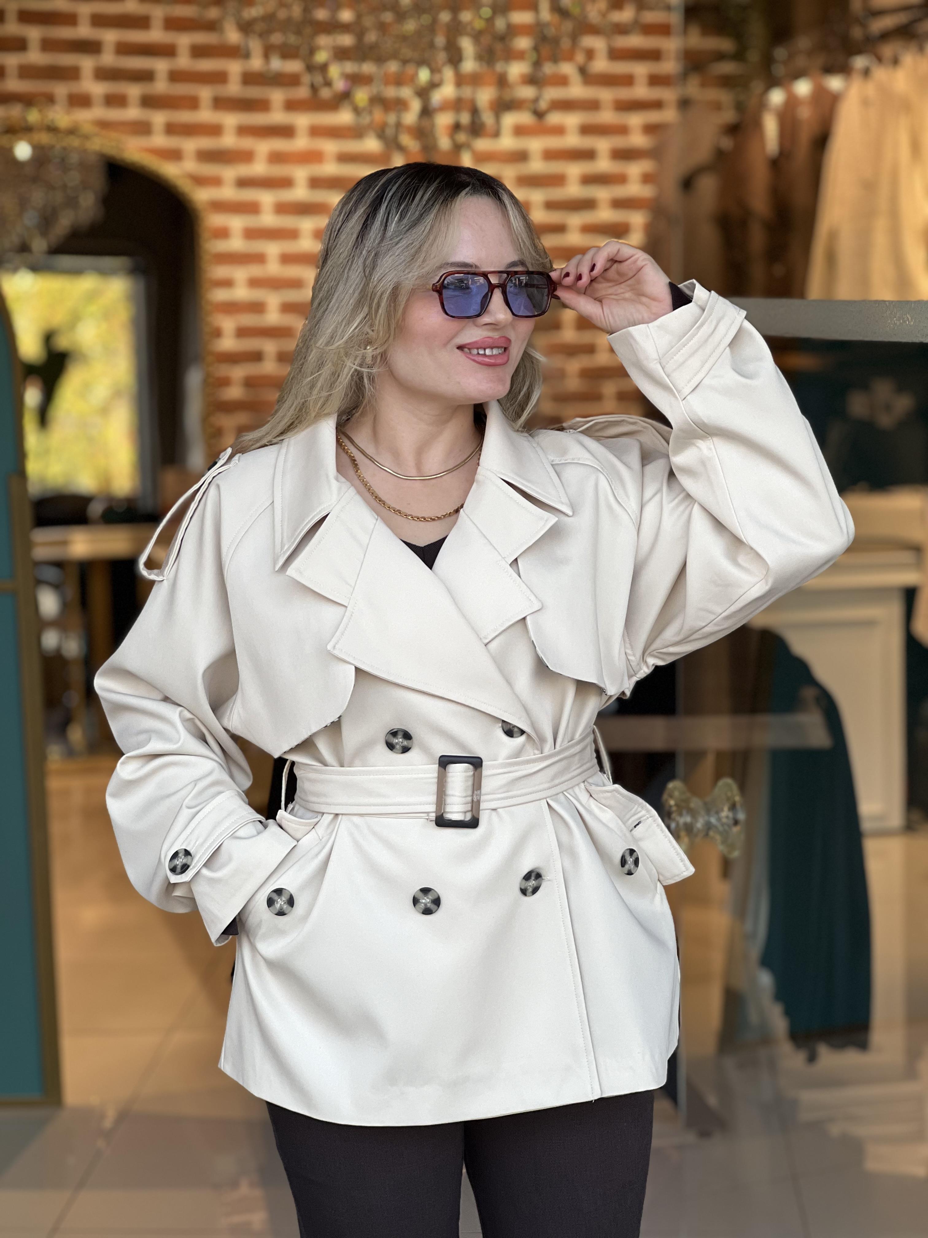 Kemerli Kısa Ekru Trençkot