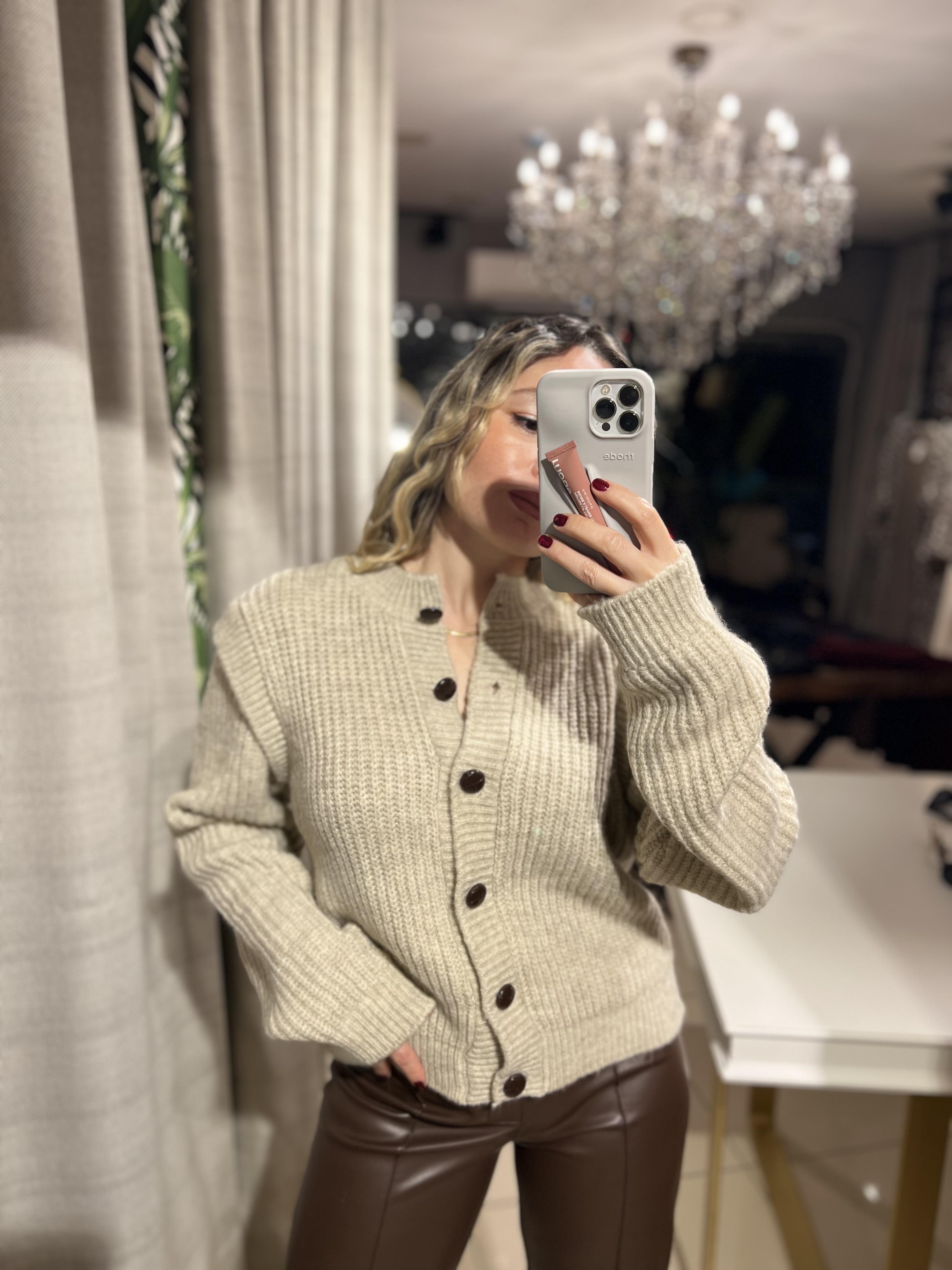 Kol Evi Parçalı Açık Bej Hırka