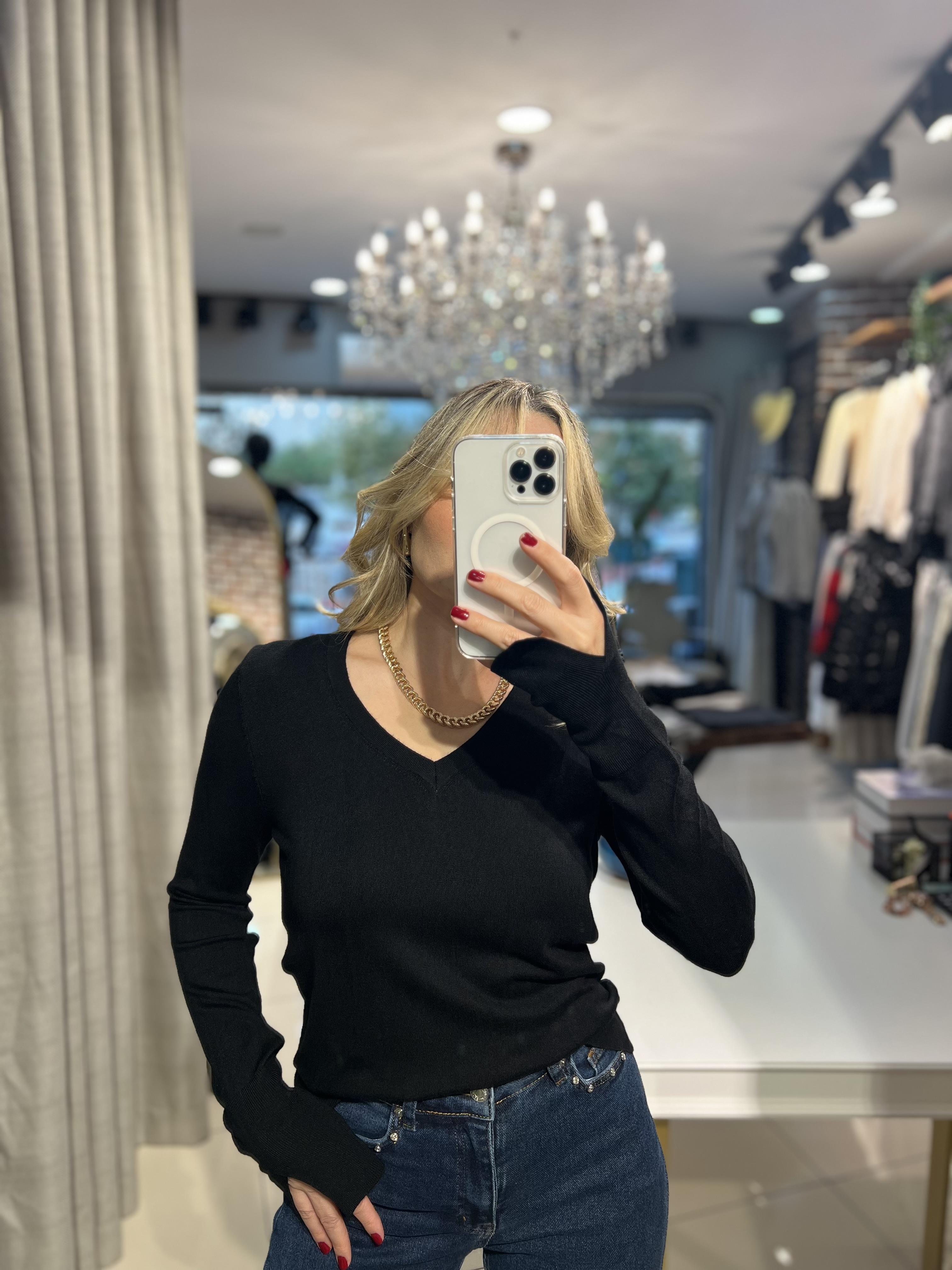 Kolu Yırtmaç Detaylı Siyah Kazak