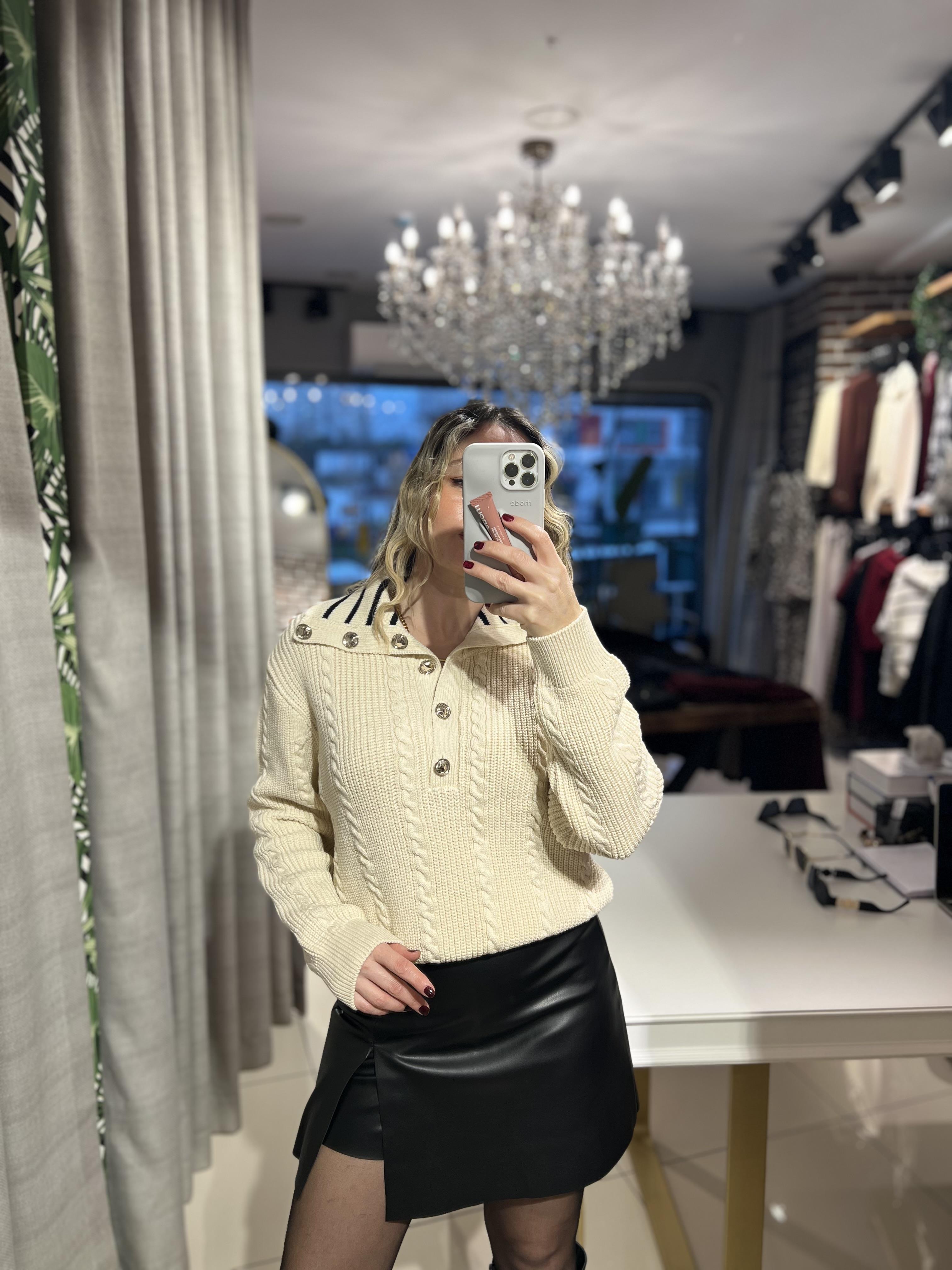 Saç Örgülü Düğmeli Ekru Triko Kazak