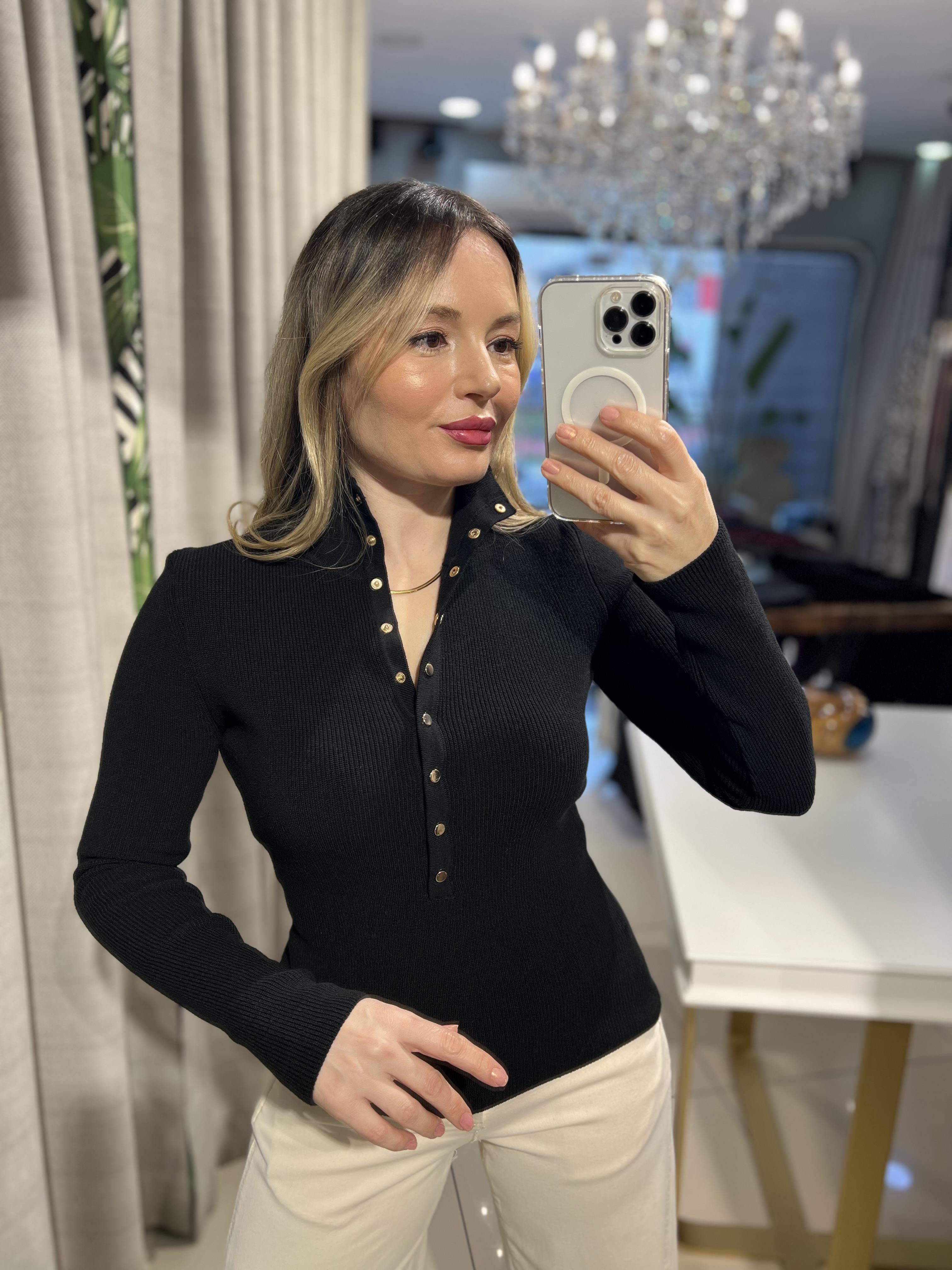 Siyah Çıtçıtlı Dik Yaka Triko Kazak