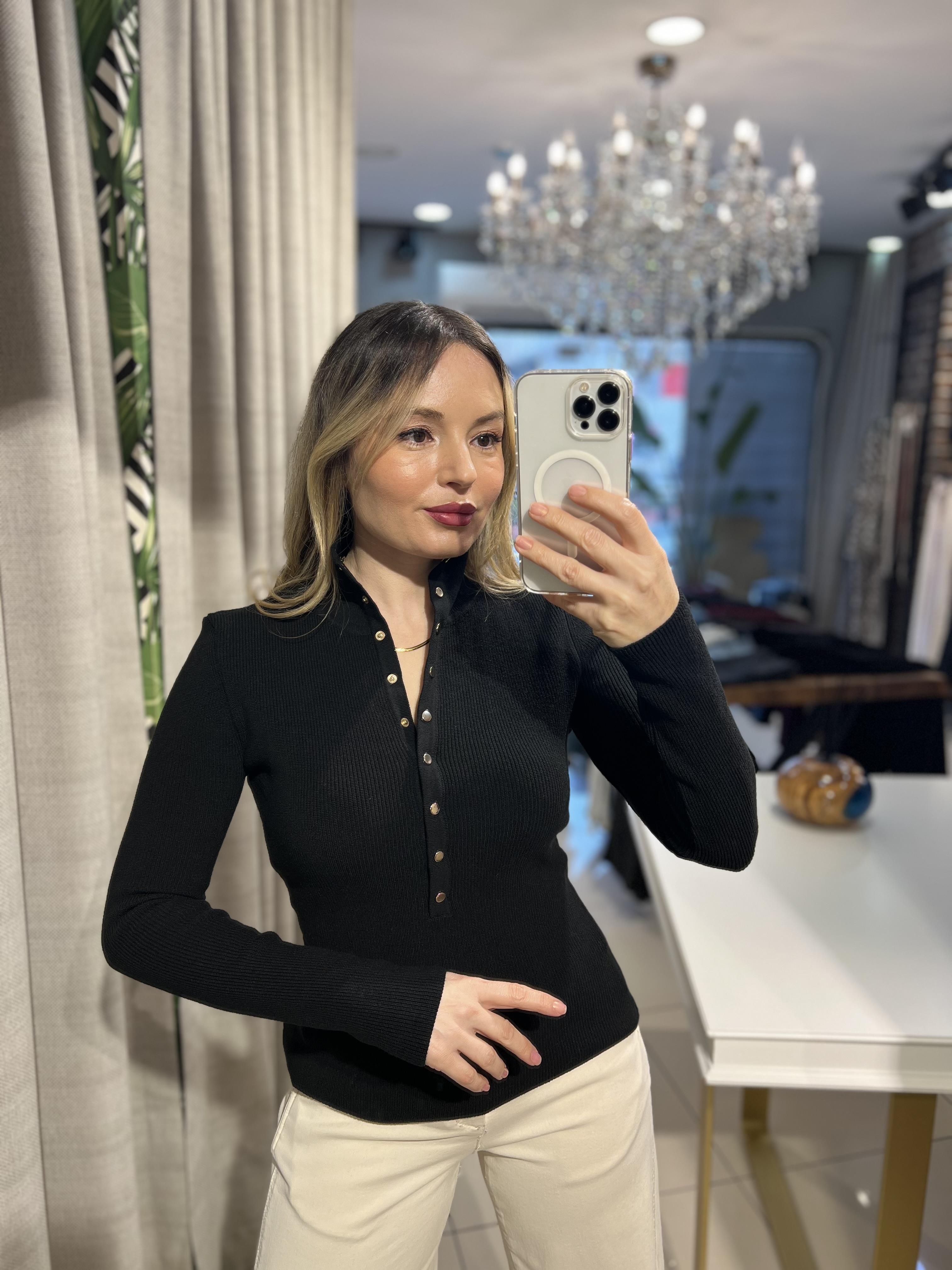 Siyah Çıtçıtlı Dik Yaka Triko Kazak