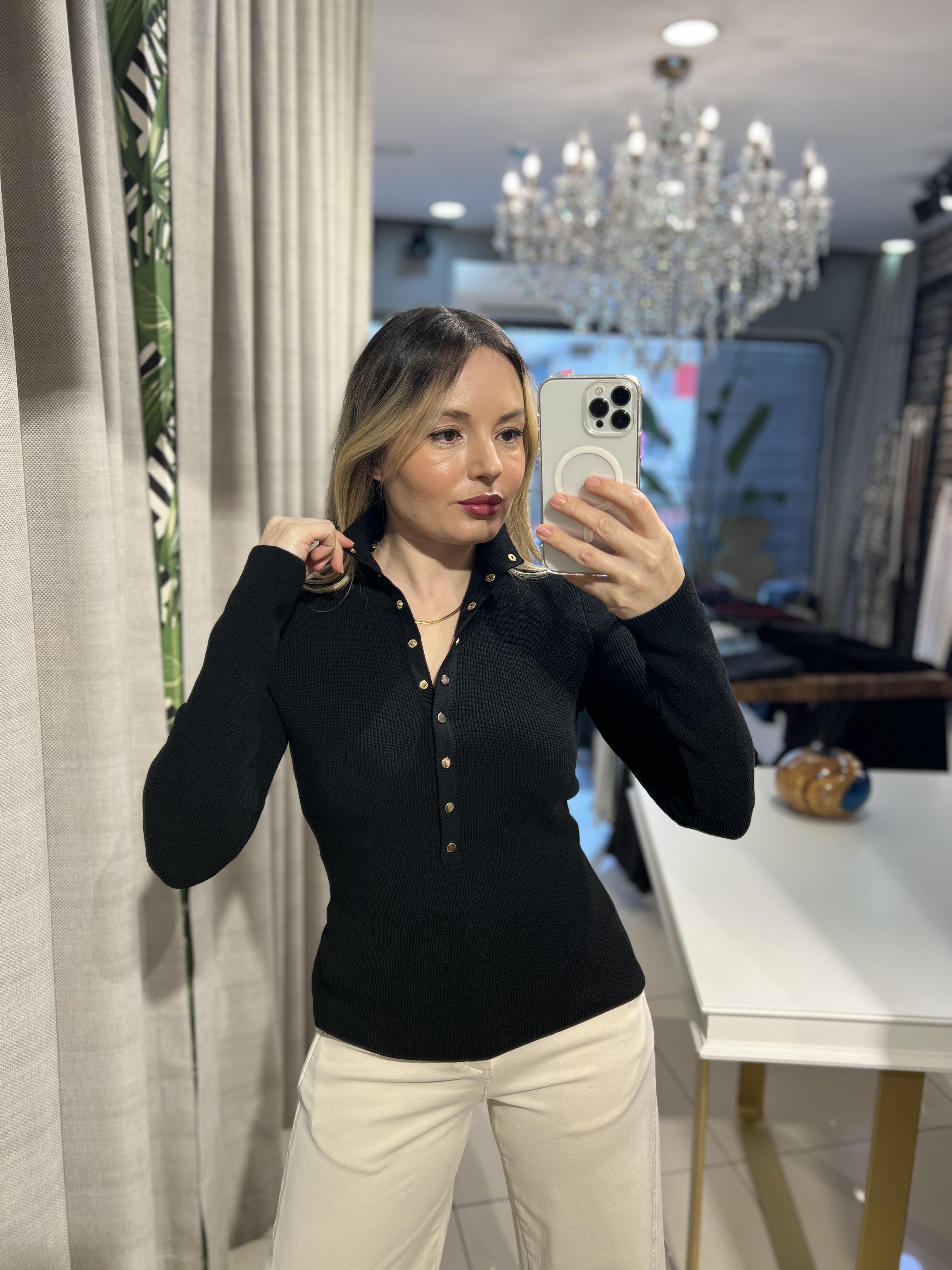 Siyah Çıtçıtlı Dik Yaka Triko Kazak