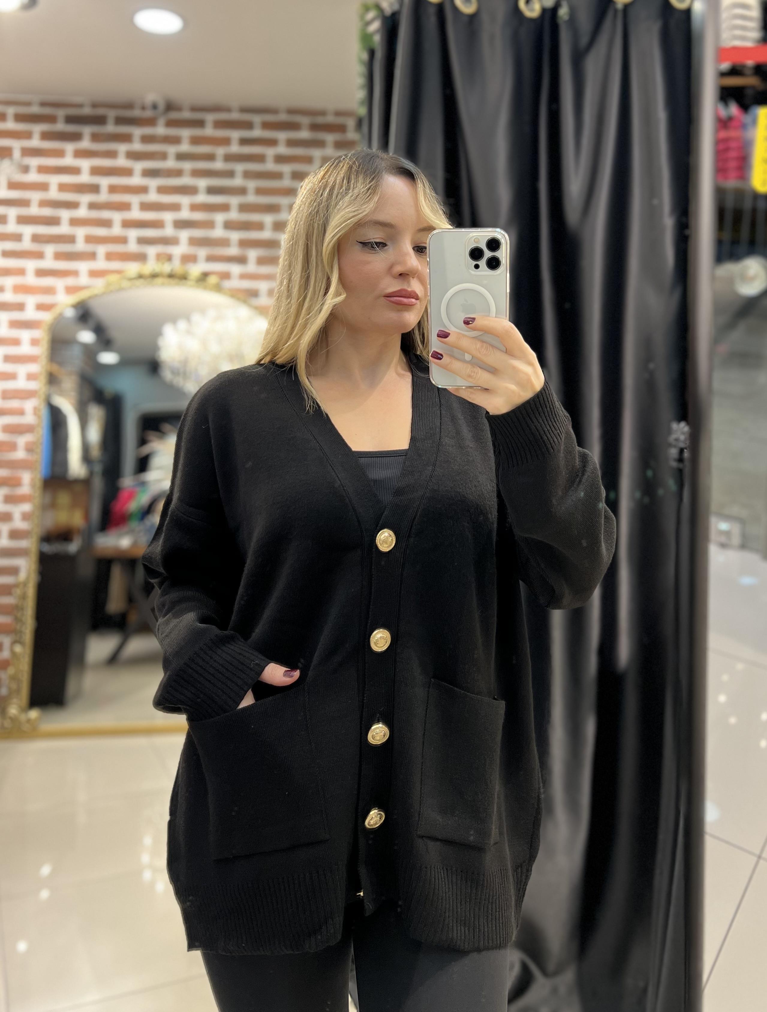 Siyah Gold Düğmeli Cepli Hırka