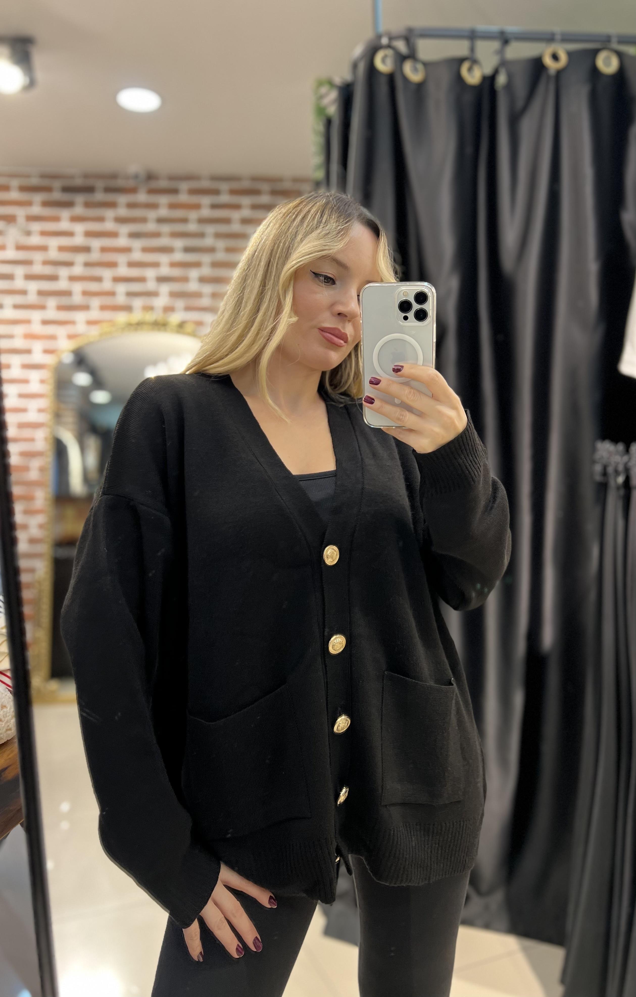 Siyah Gold Düğmeli Cepli Hırka