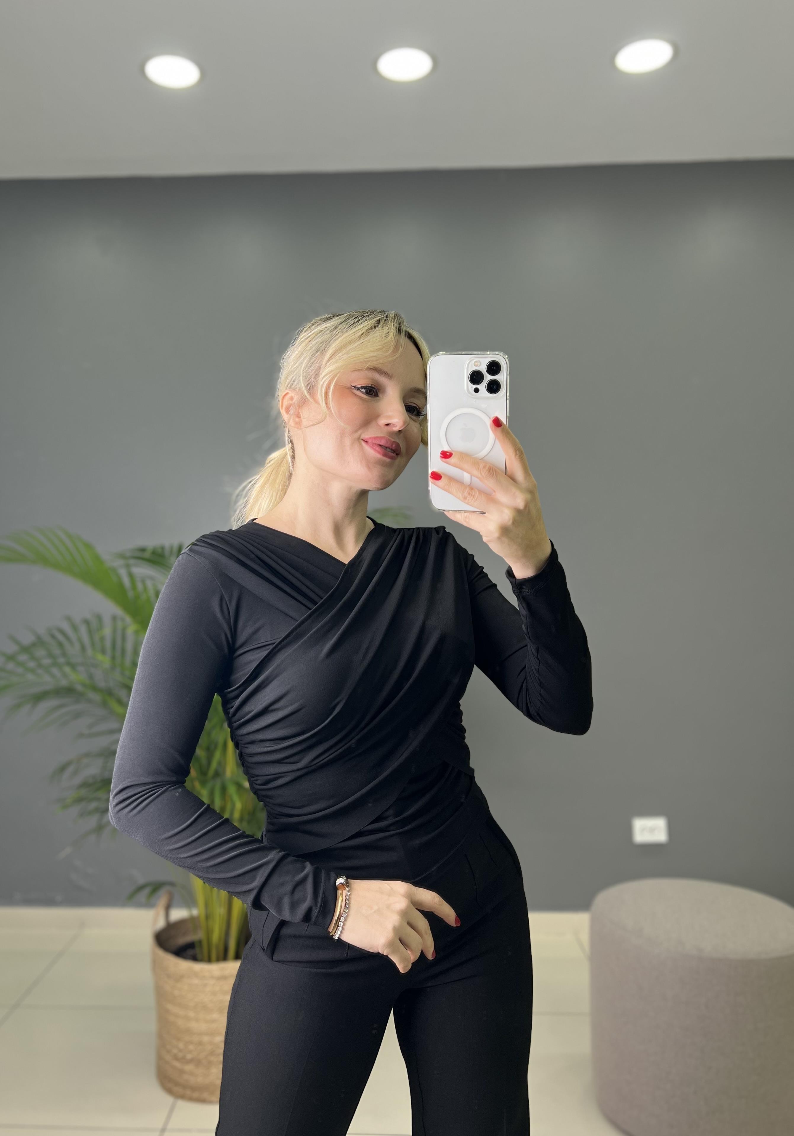 Siyah Omuzlardan Çapraz Büzgülü Bluz