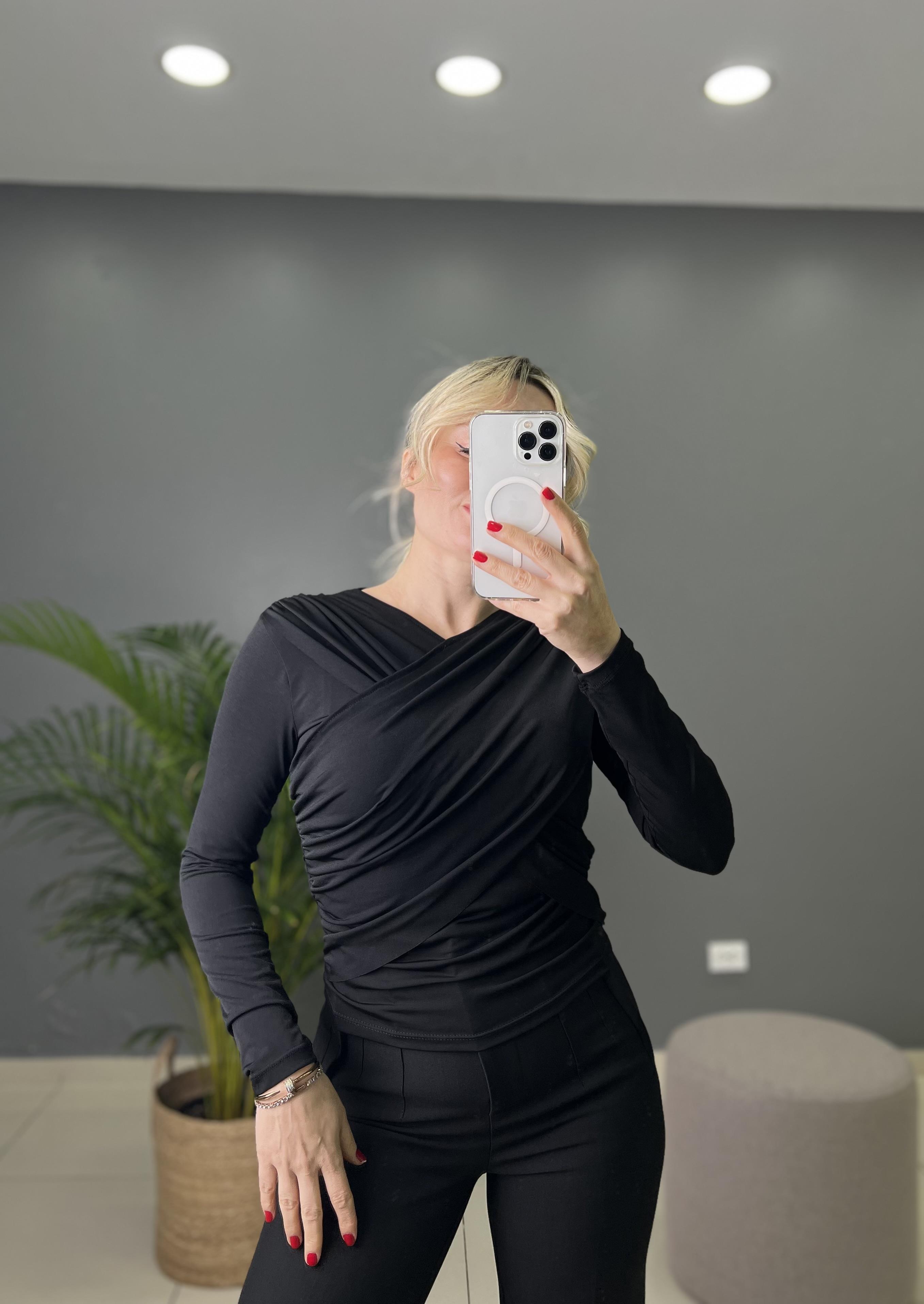 Siyah Omuzlardan Çapraz Büzgülü Bluz