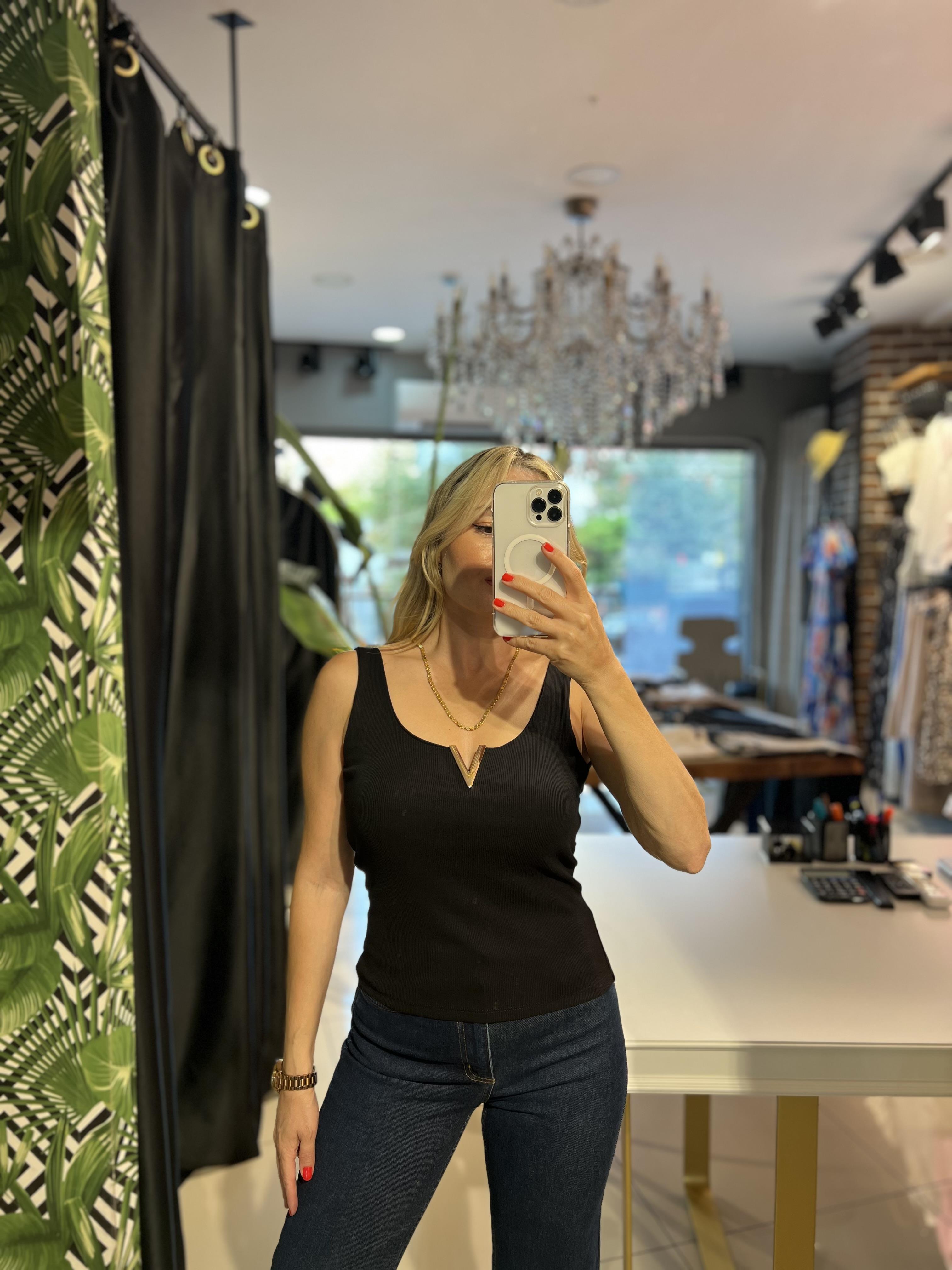 V Demir Detaylı Siyah Atlet