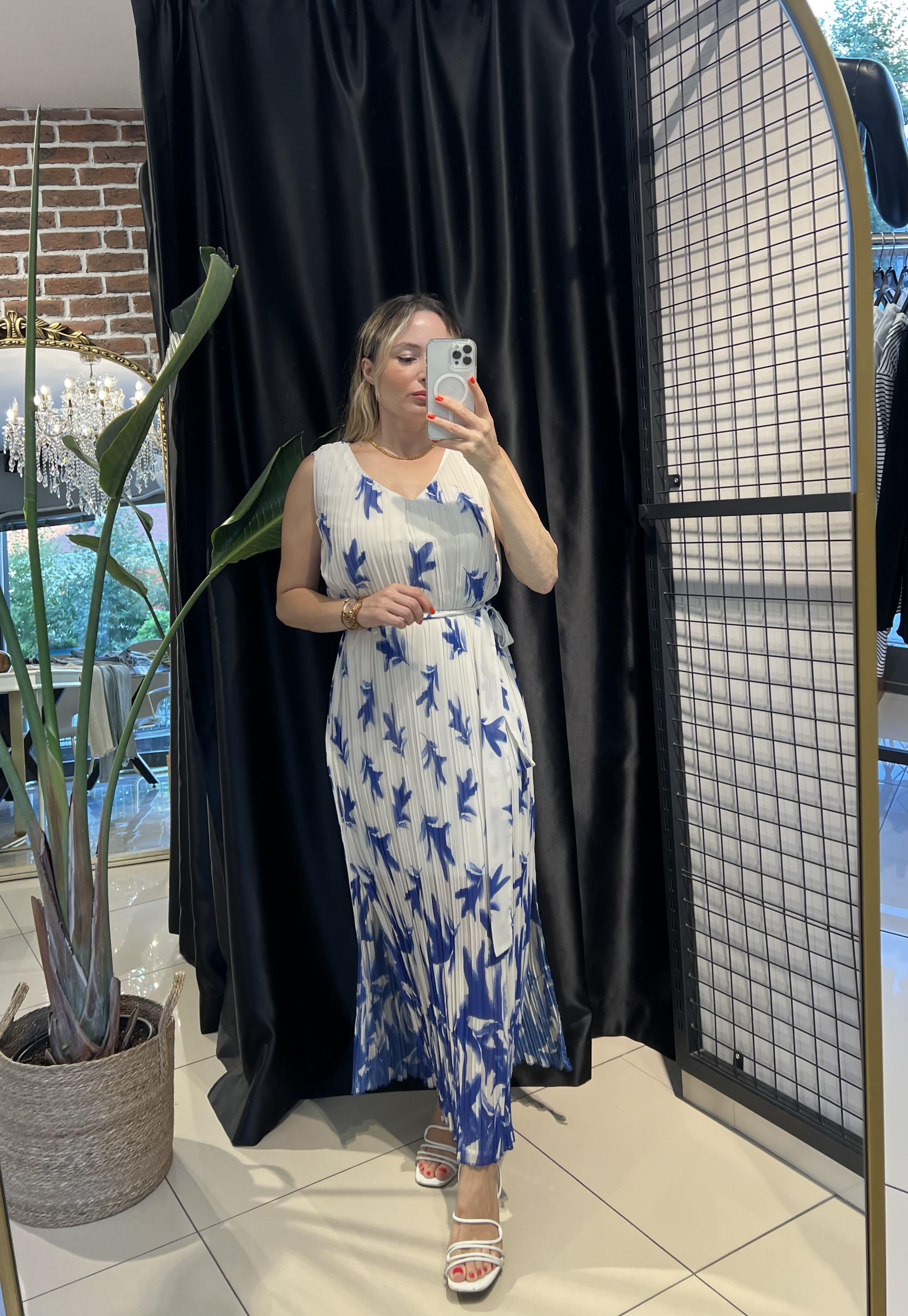 V Yaka Piliseli Şifon Mavi Desenli Maxi Elbise