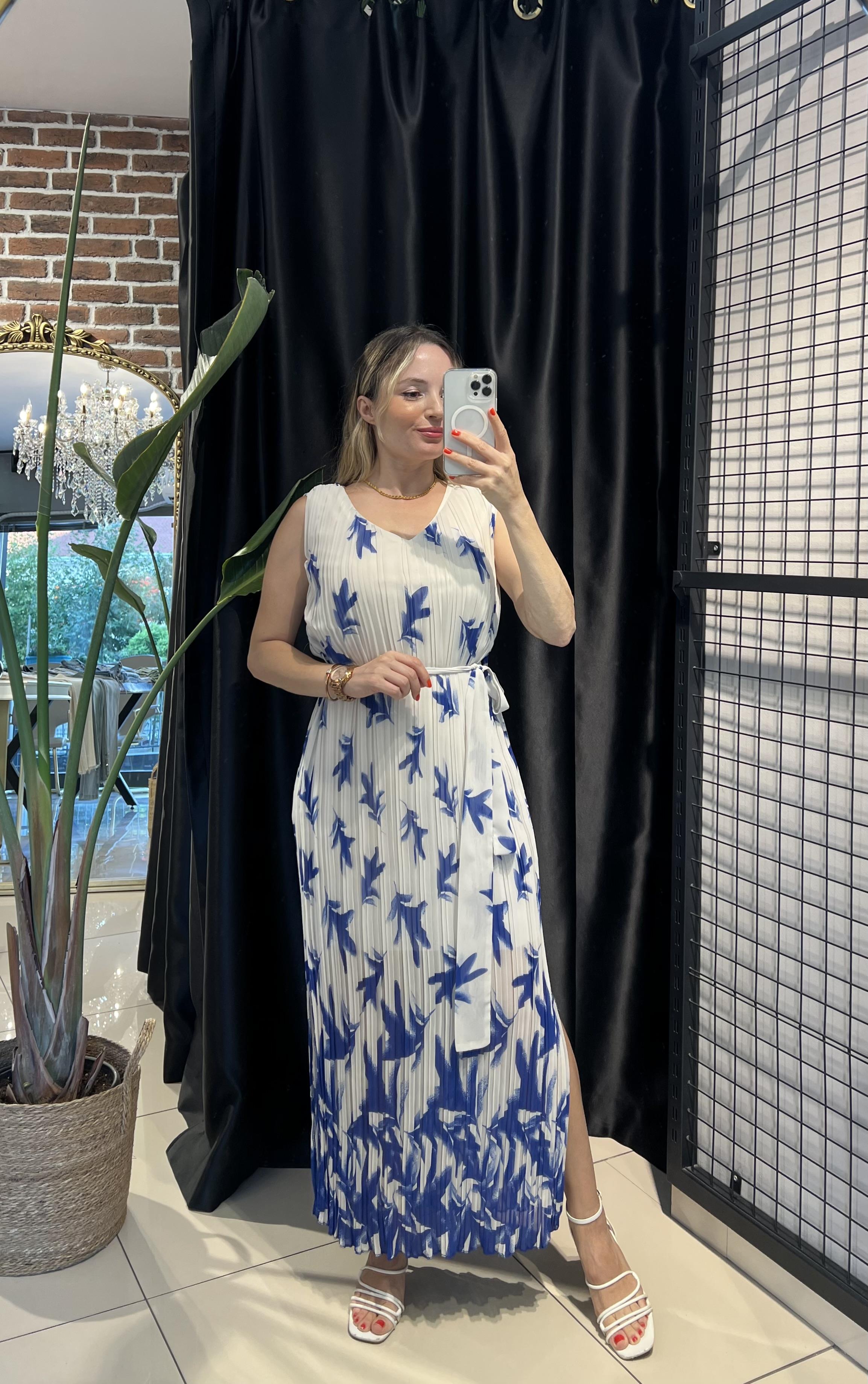 V Yaka Piliseli Şifon Mavi Desenli Maxi Elbise