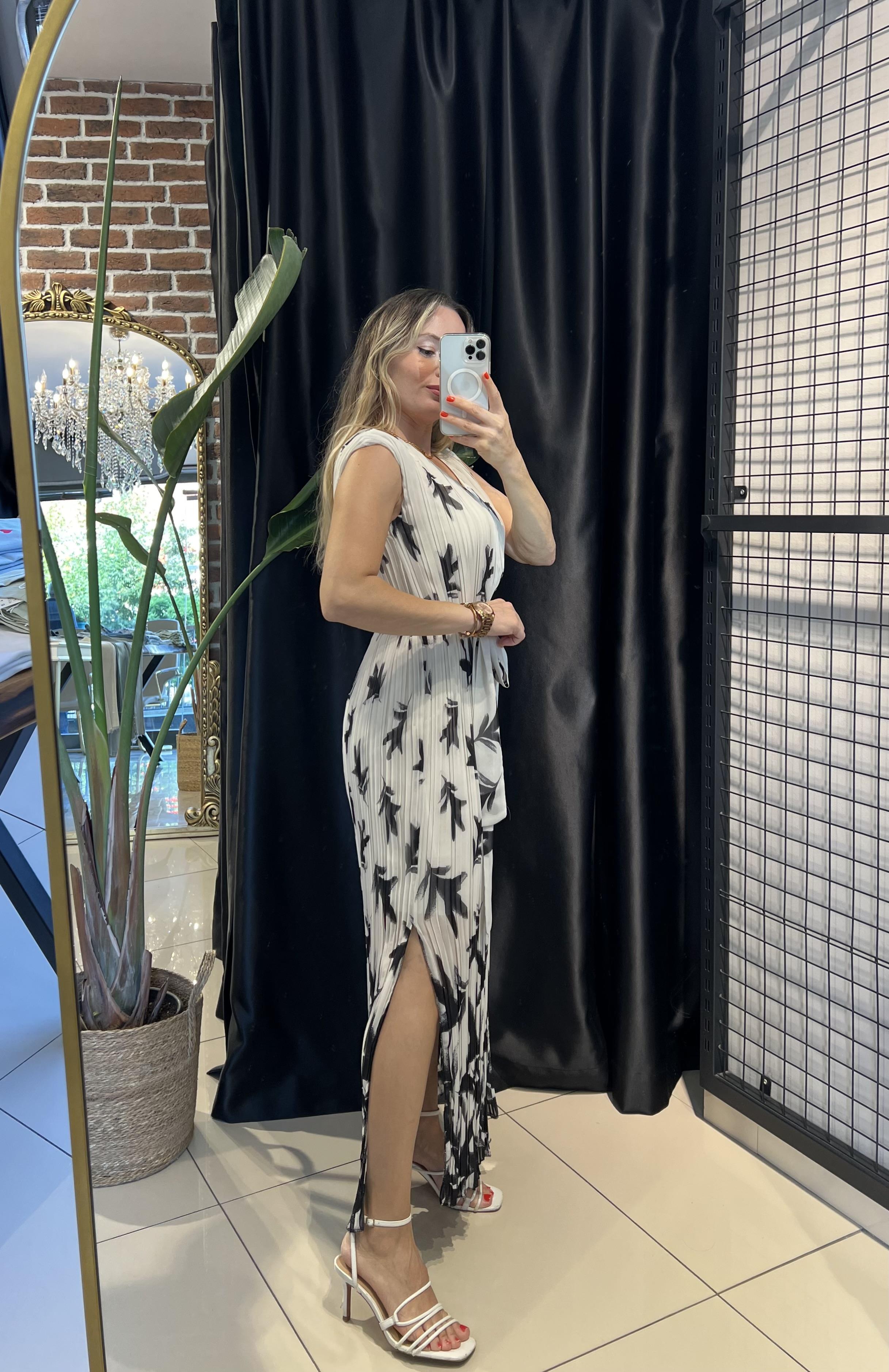 V Yaka Piliseli Şifon Siyah Desenli Maxi Elbise