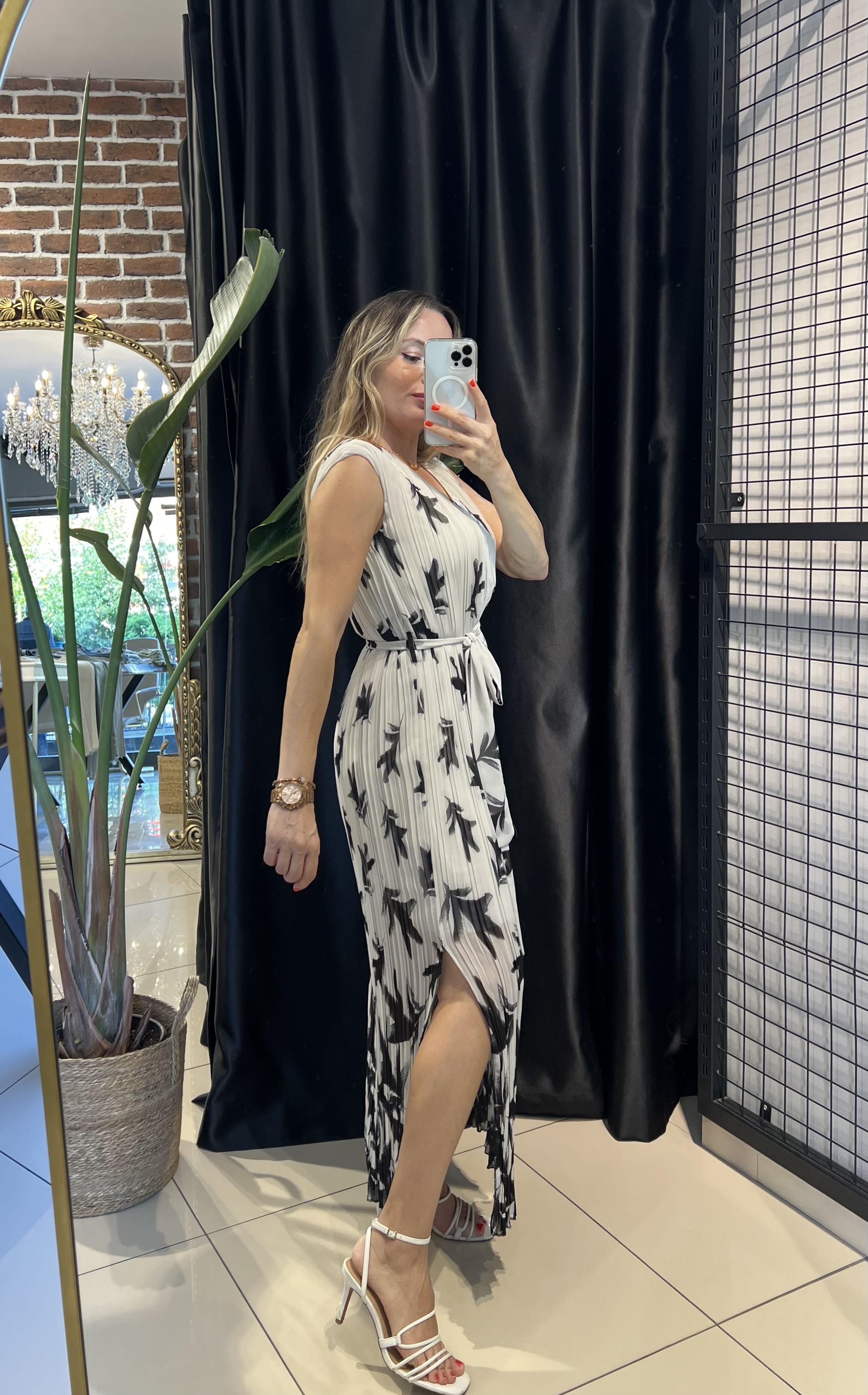 V Yaka Piliseli Şifon Siyah Desenli Maxi Elbise