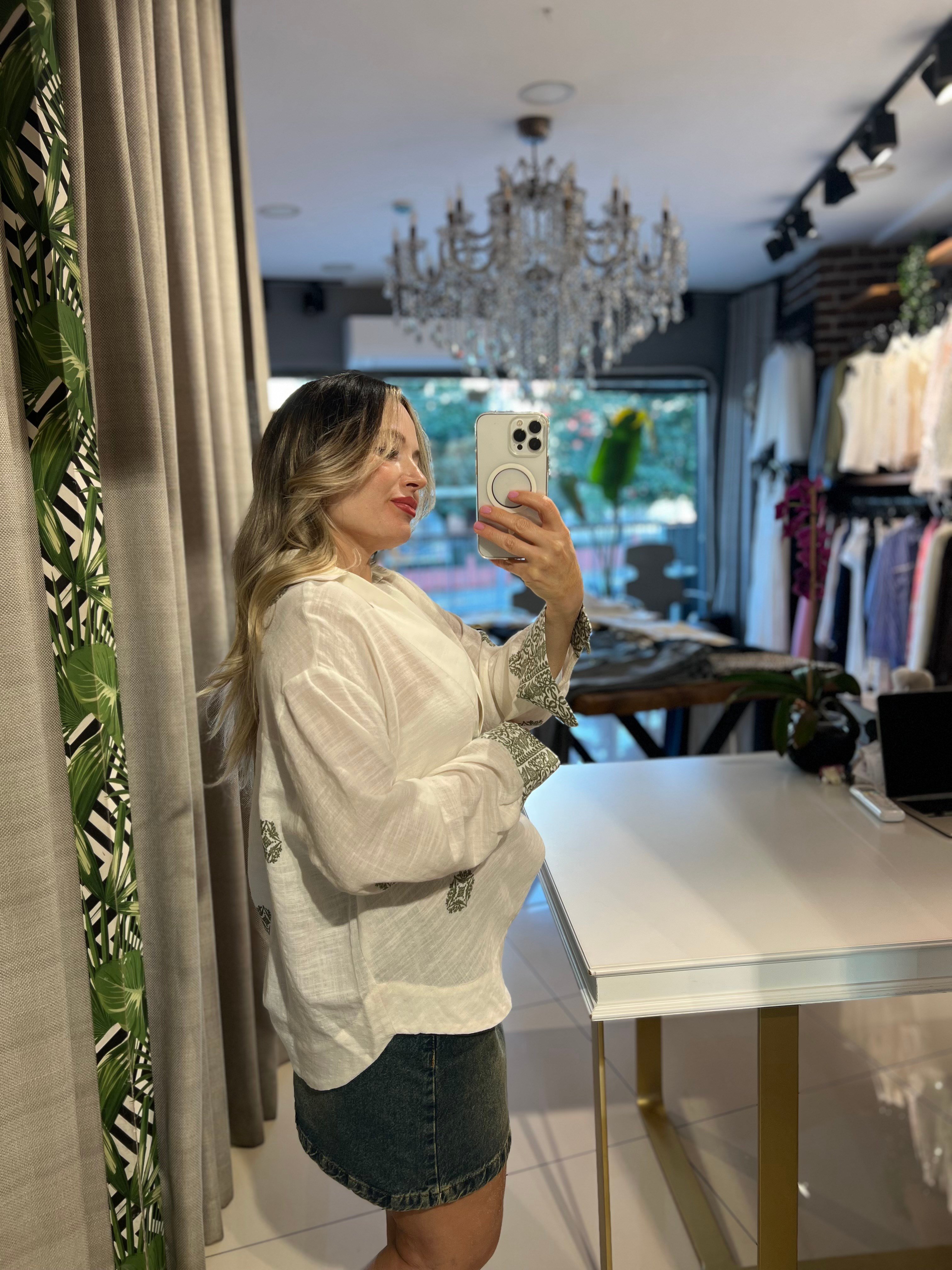V Yaka Yeşil İşleme Detaylı Keten Bluz