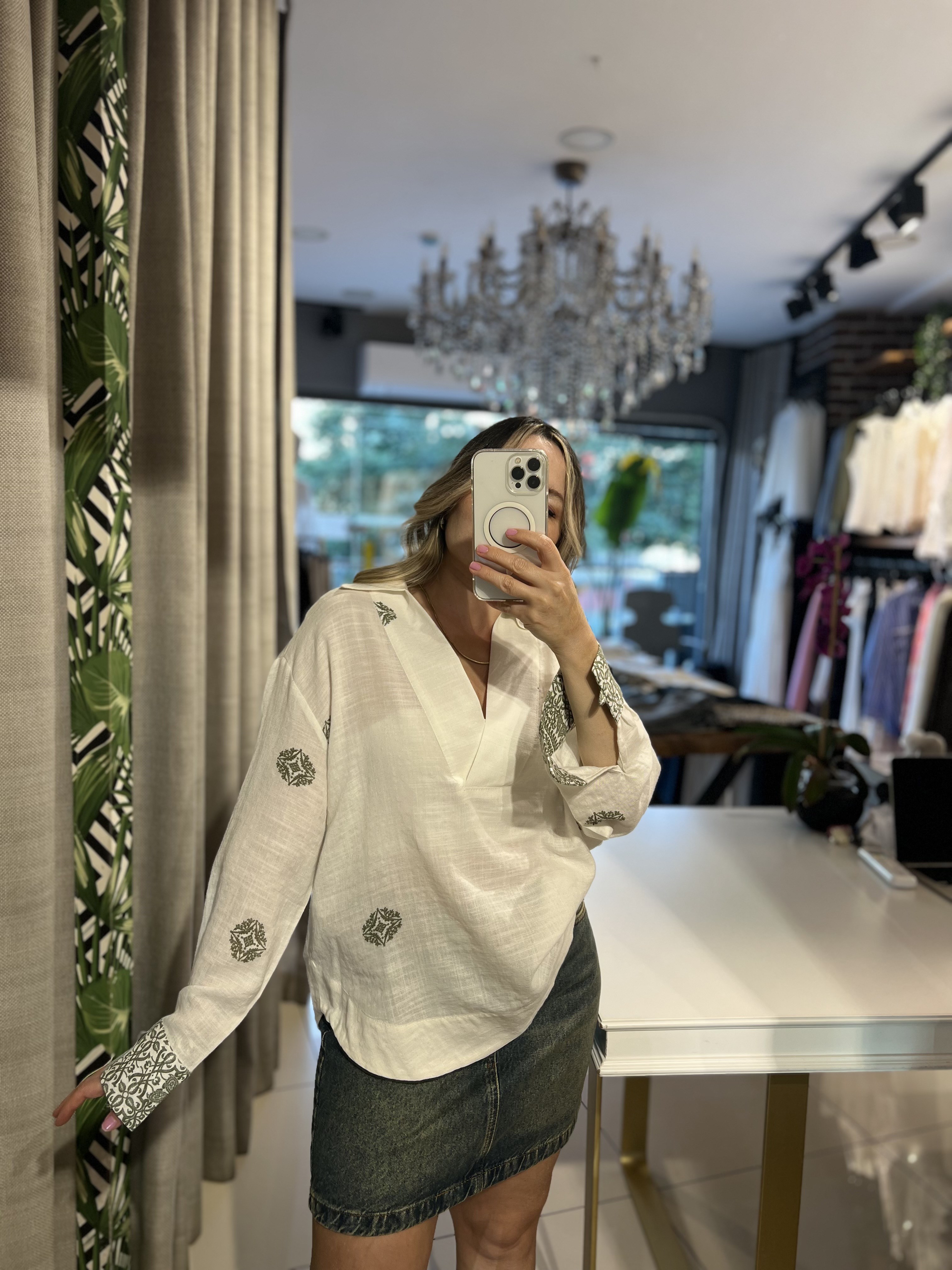 V Yaka Yeşil İşleme Detaylı Keten Bluz