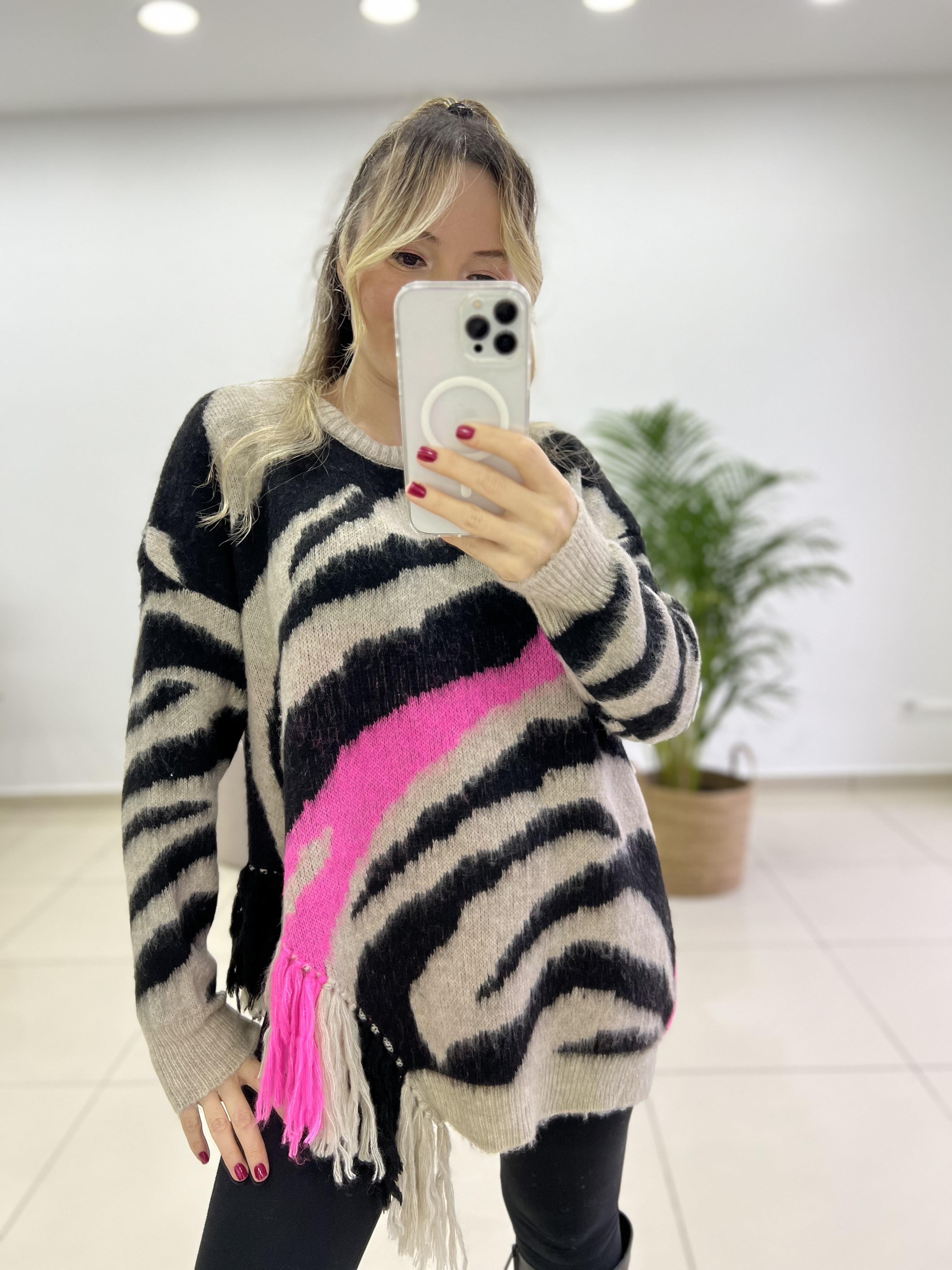 Yanı Püsküllü Triko Kazak