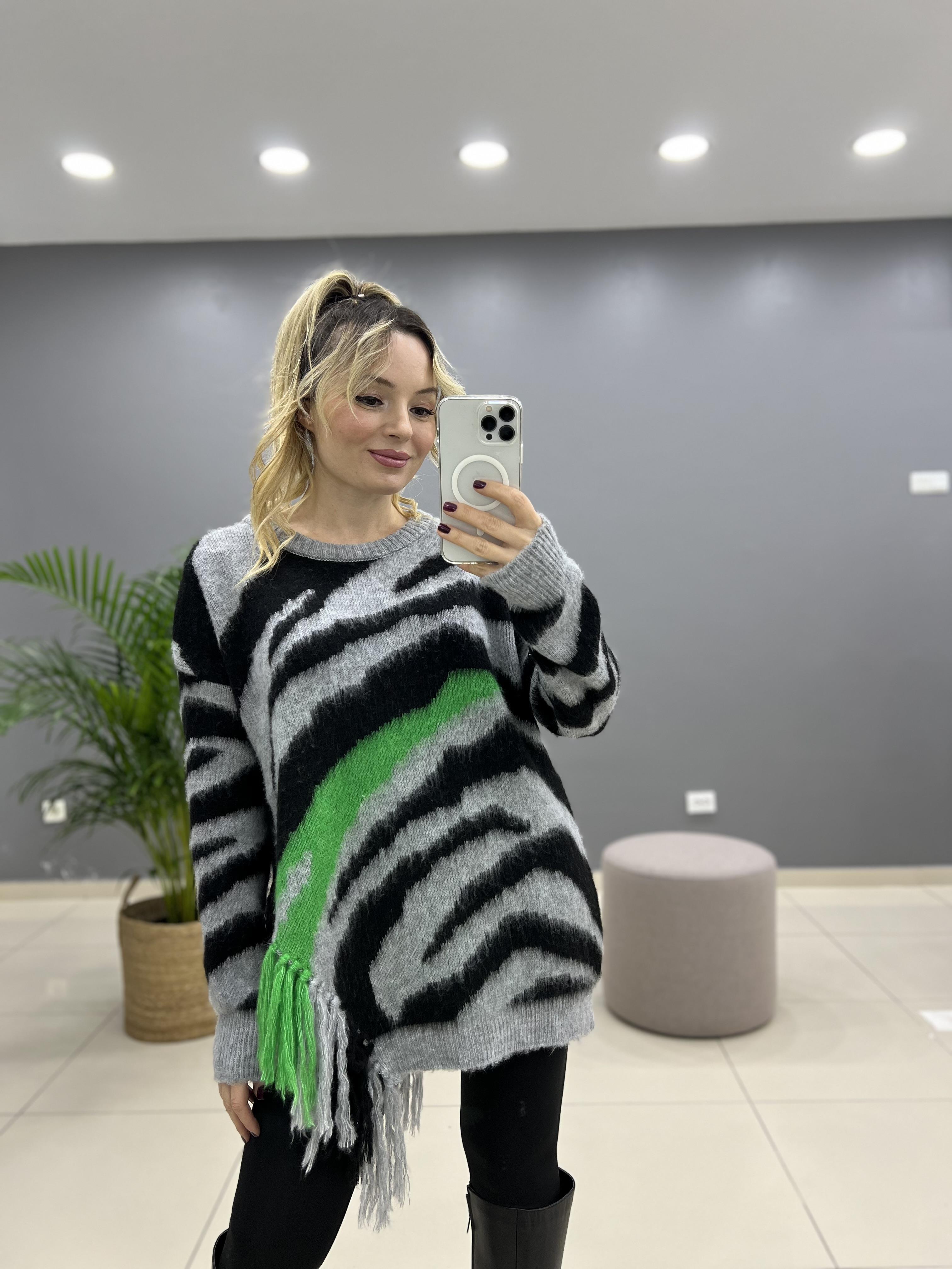 Yanı Püsküllü Triko Kazak