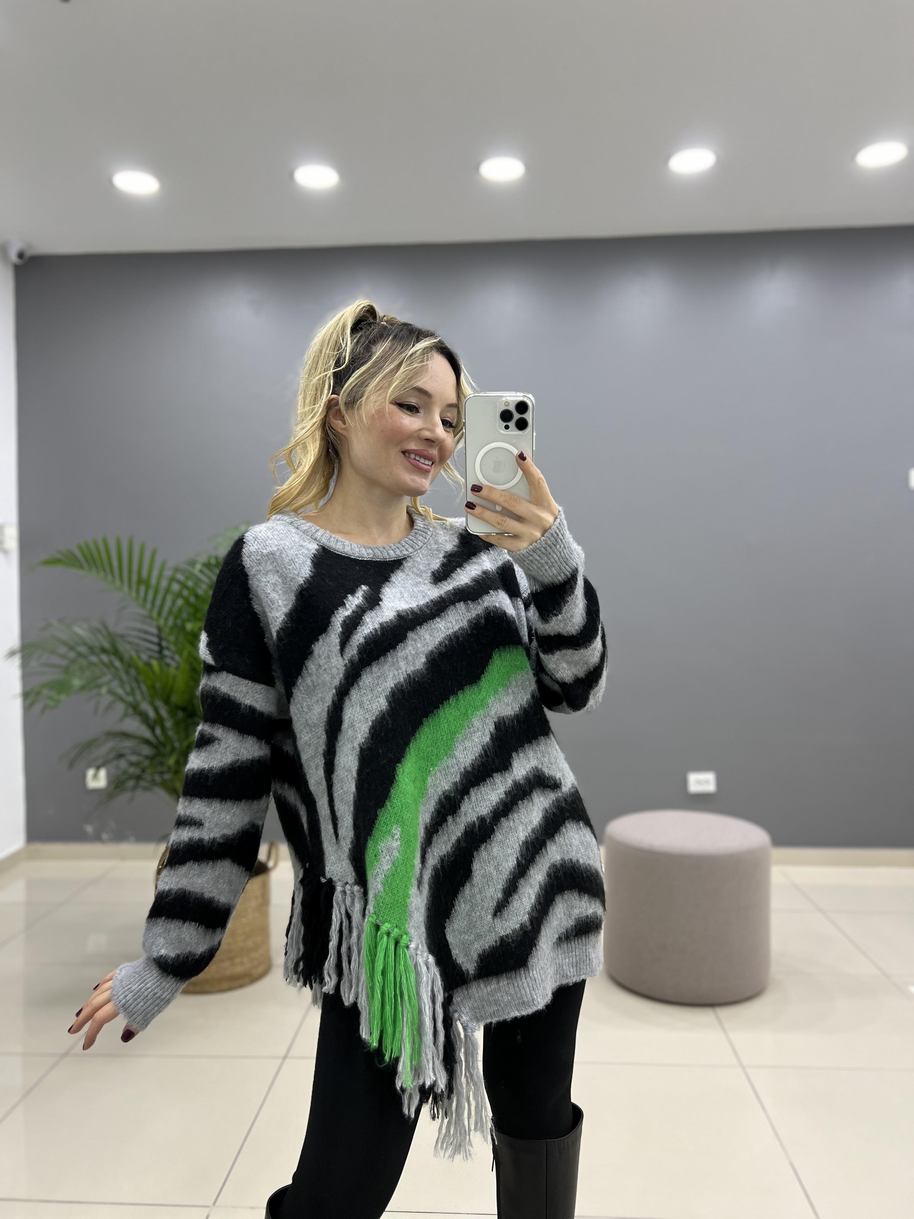 Yanı Püsküllü Triko Kazak