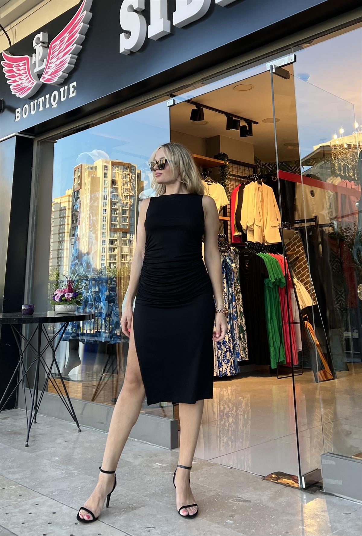 Yırtmaç Detaylı Siyah Elbise