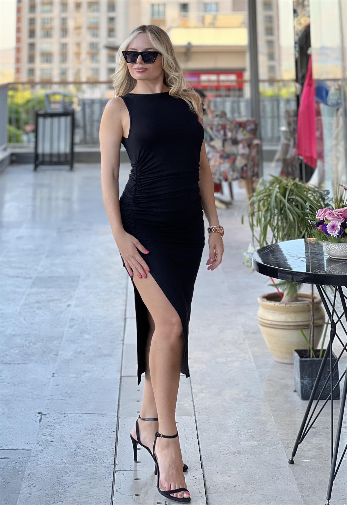 Yırtmaç Detaylı Siyah Elbise