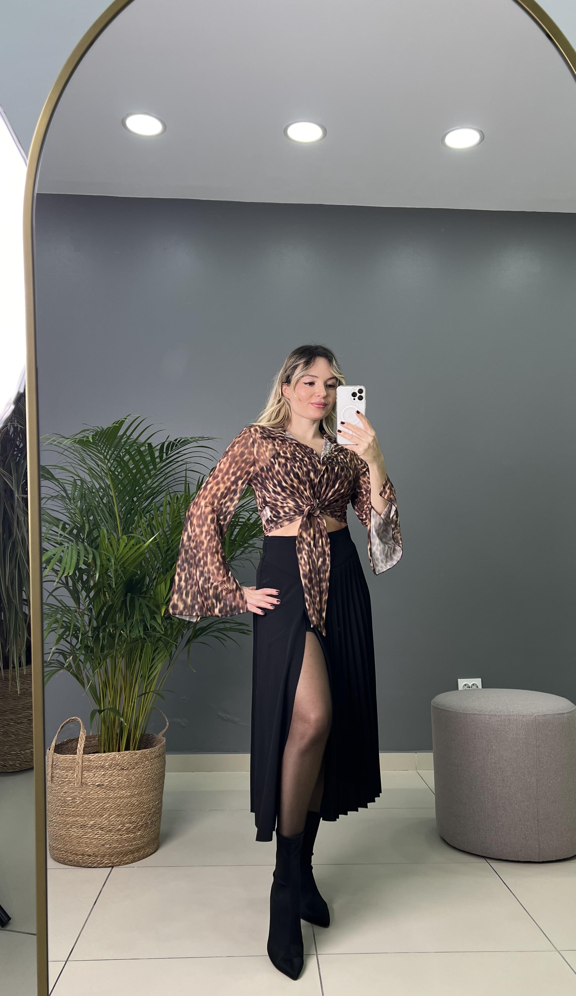 Yırtmaçlı İç Kısım Şortlu Siyah Pilise Etek 