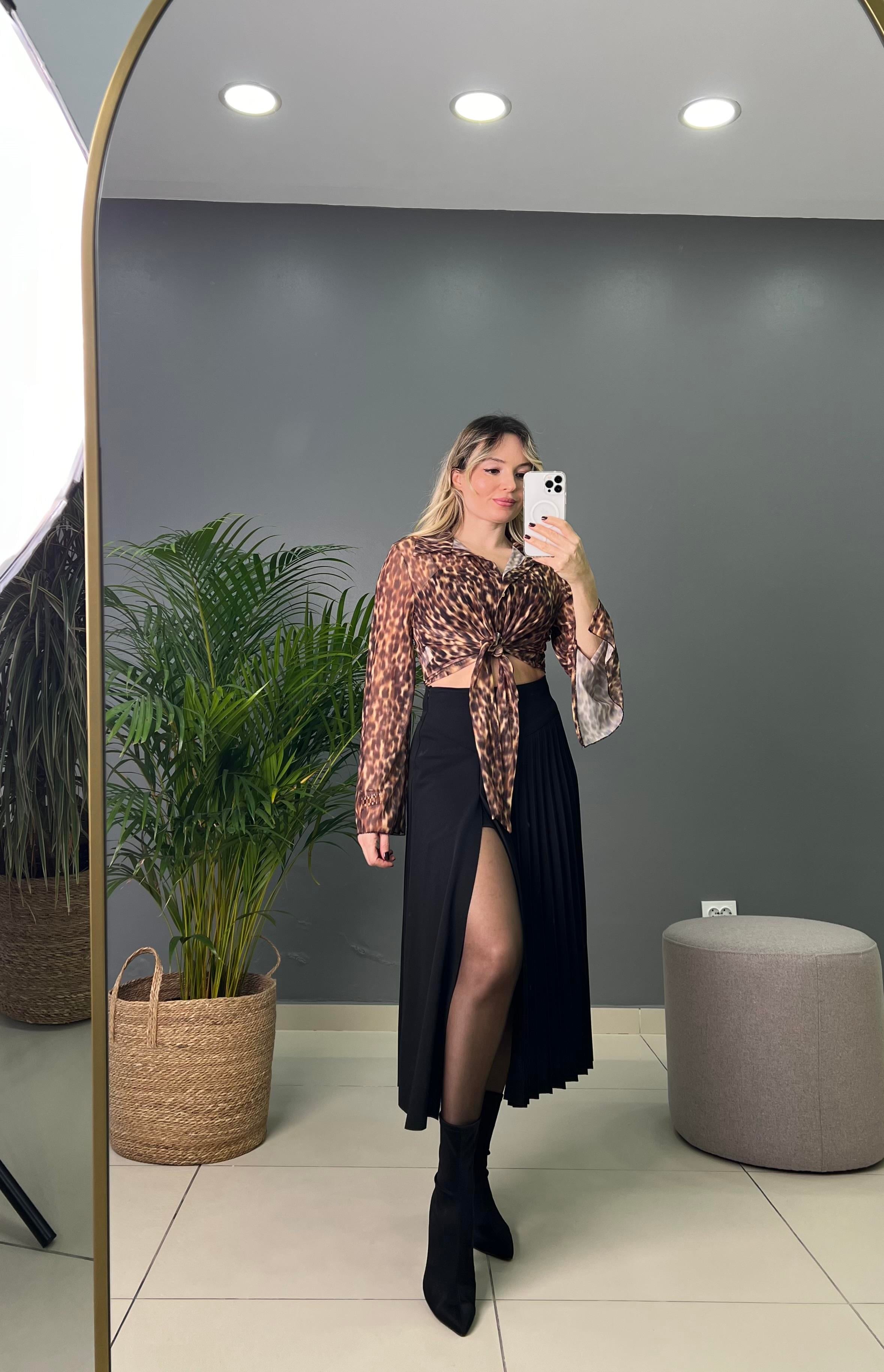 Yırtmaçlı İç Kısım Şortlu Siyah Pilise Etek 