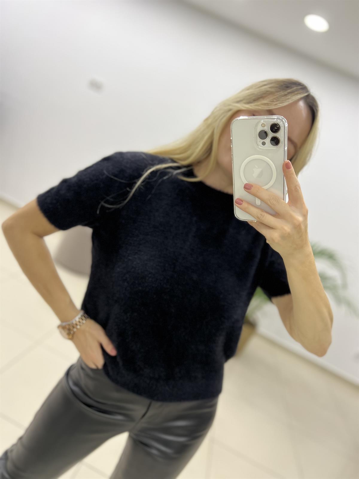 Yumoş Sakallı Siyah Triko Bluz 